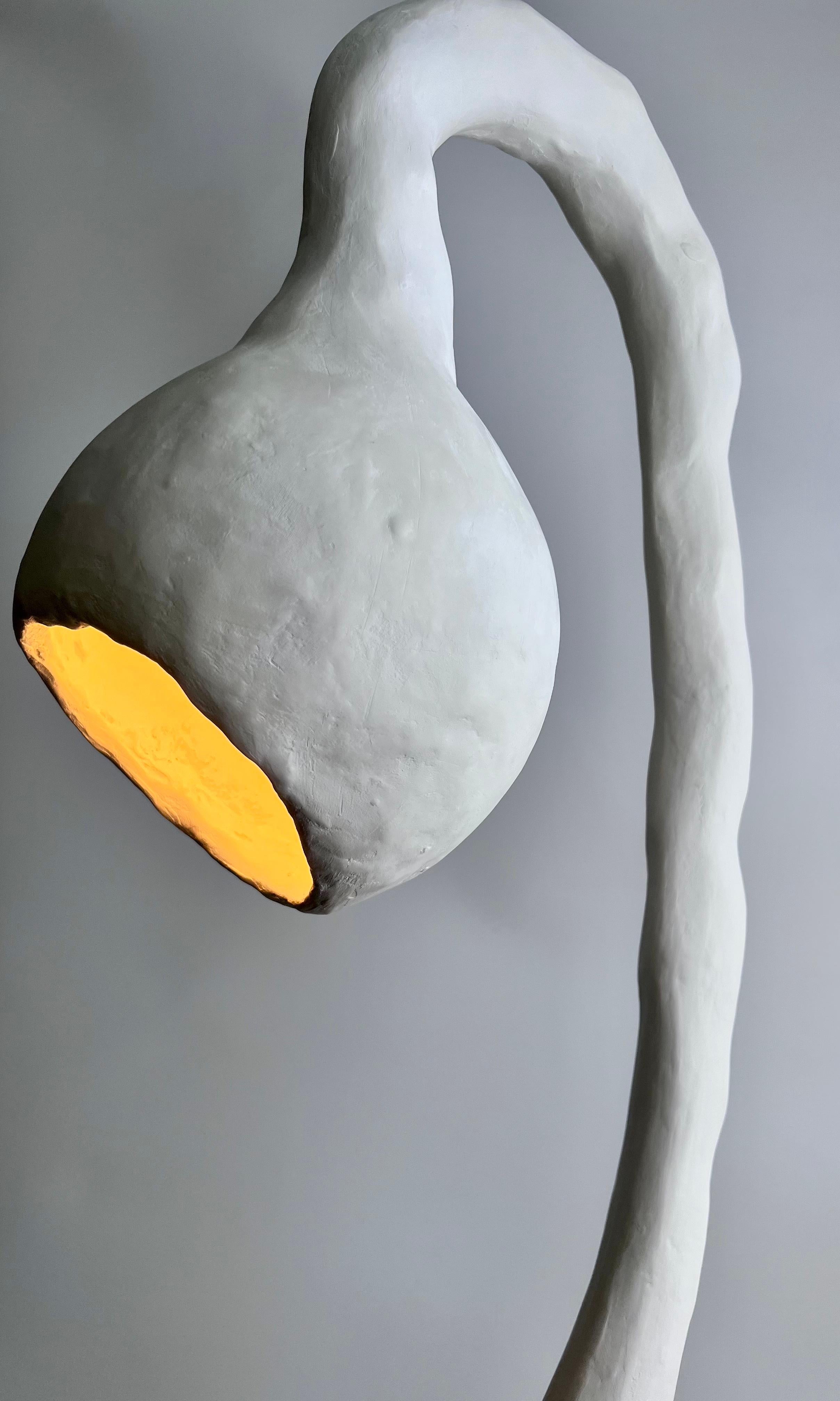 Lampe biomorphique de Studio Chora, sur pied, pierre calcaire blanche, fabriquée sur commande en vente 2