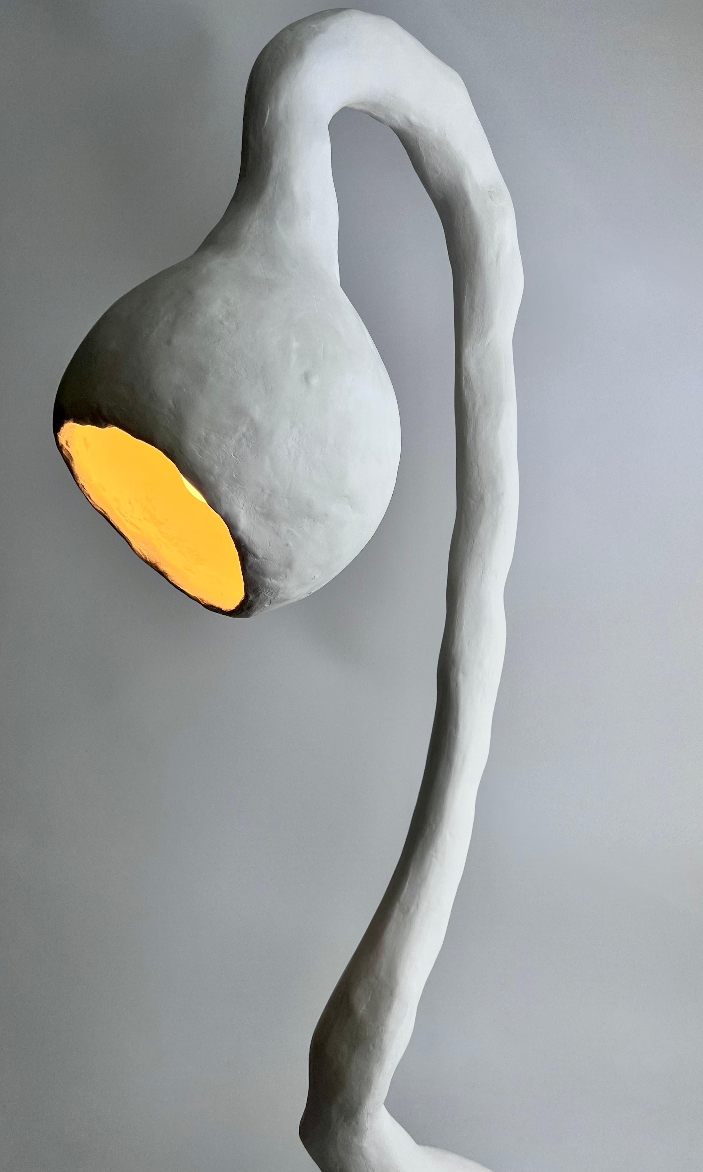 Lampe biomorphique de Studio Chora, sur pied, pierre calcaire blanche, fabriquée sur commande en vente 3