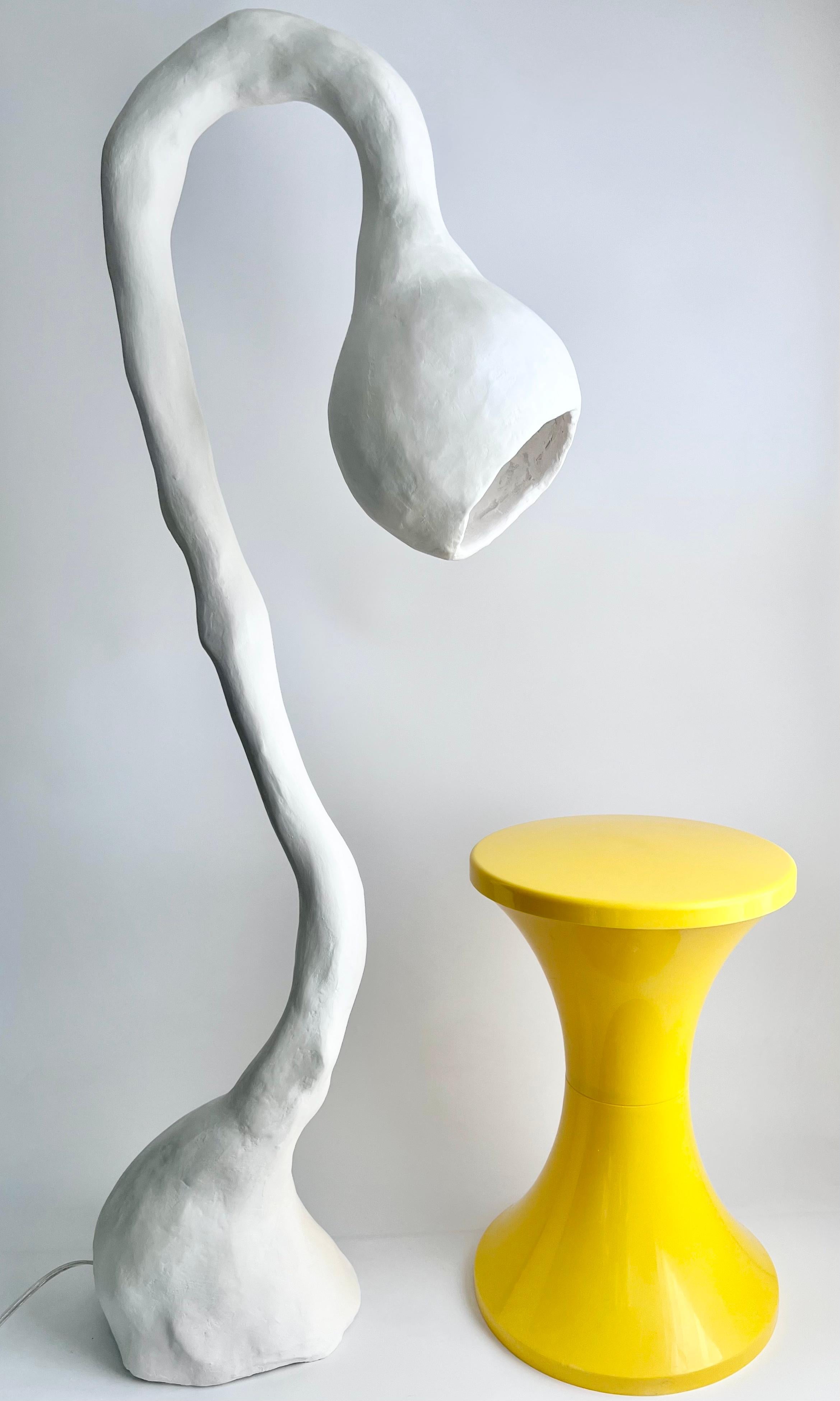 Lampe biomorphique de Studio Chora, sur pied, pierre calcaire blanche, fabriquée sur commande en vente 4