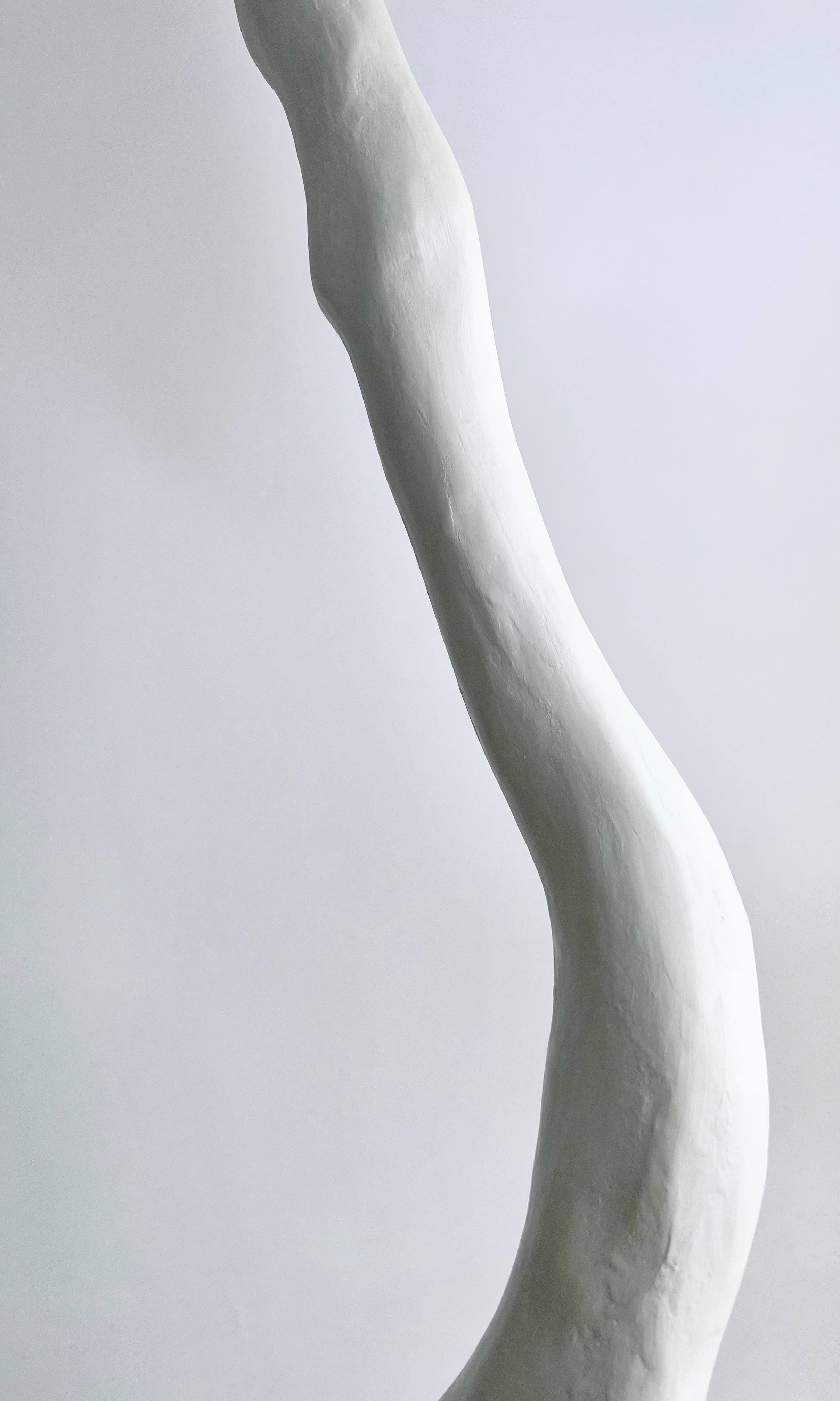 Sculpté Lampe biomorphique de Studio Chora, sur pied, pierre calcaire blanche, fabriquée sur commande en vente