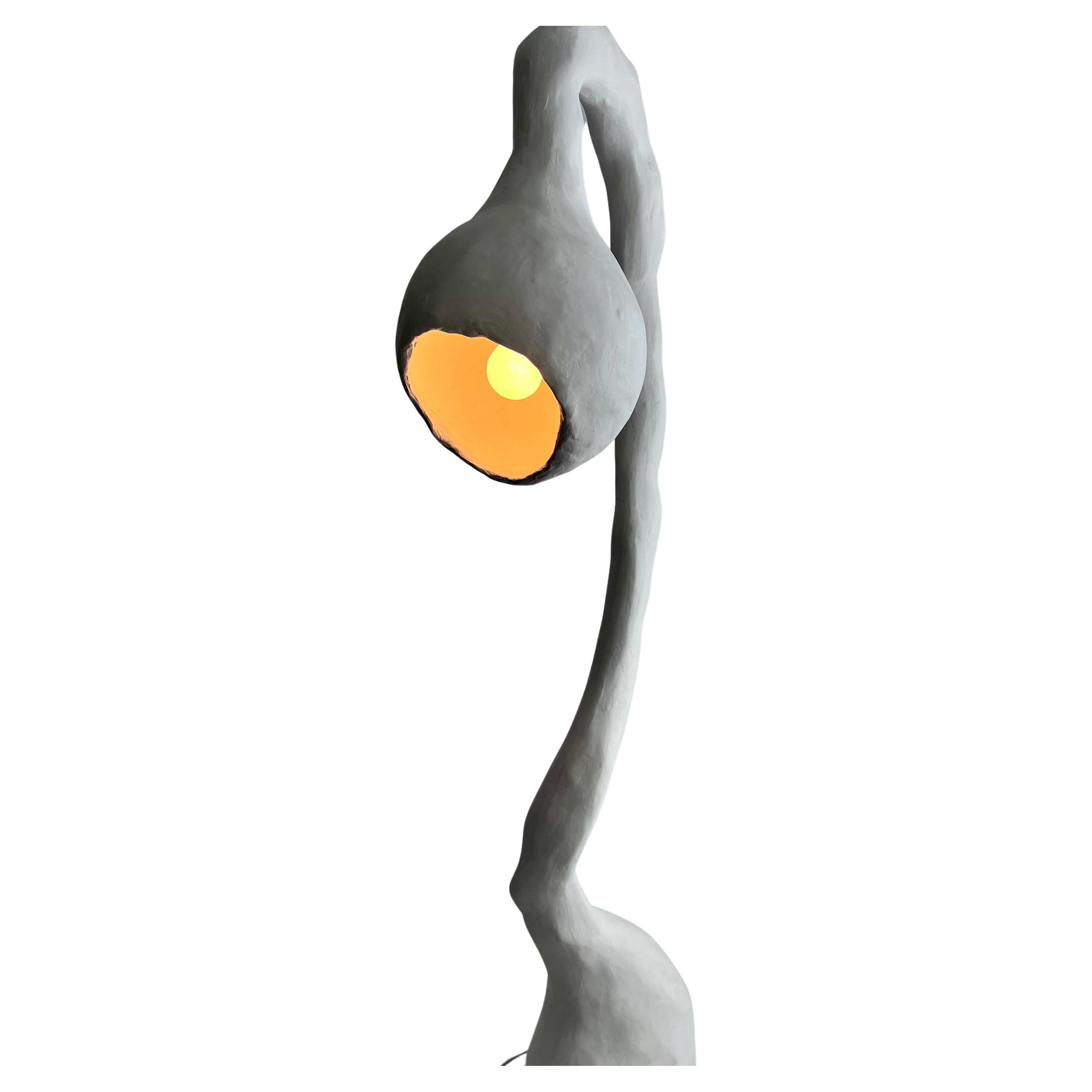 Lampe biomorphique de Studio Chora, sur pied, pierre calcaire blanche, fabriquée sur commande