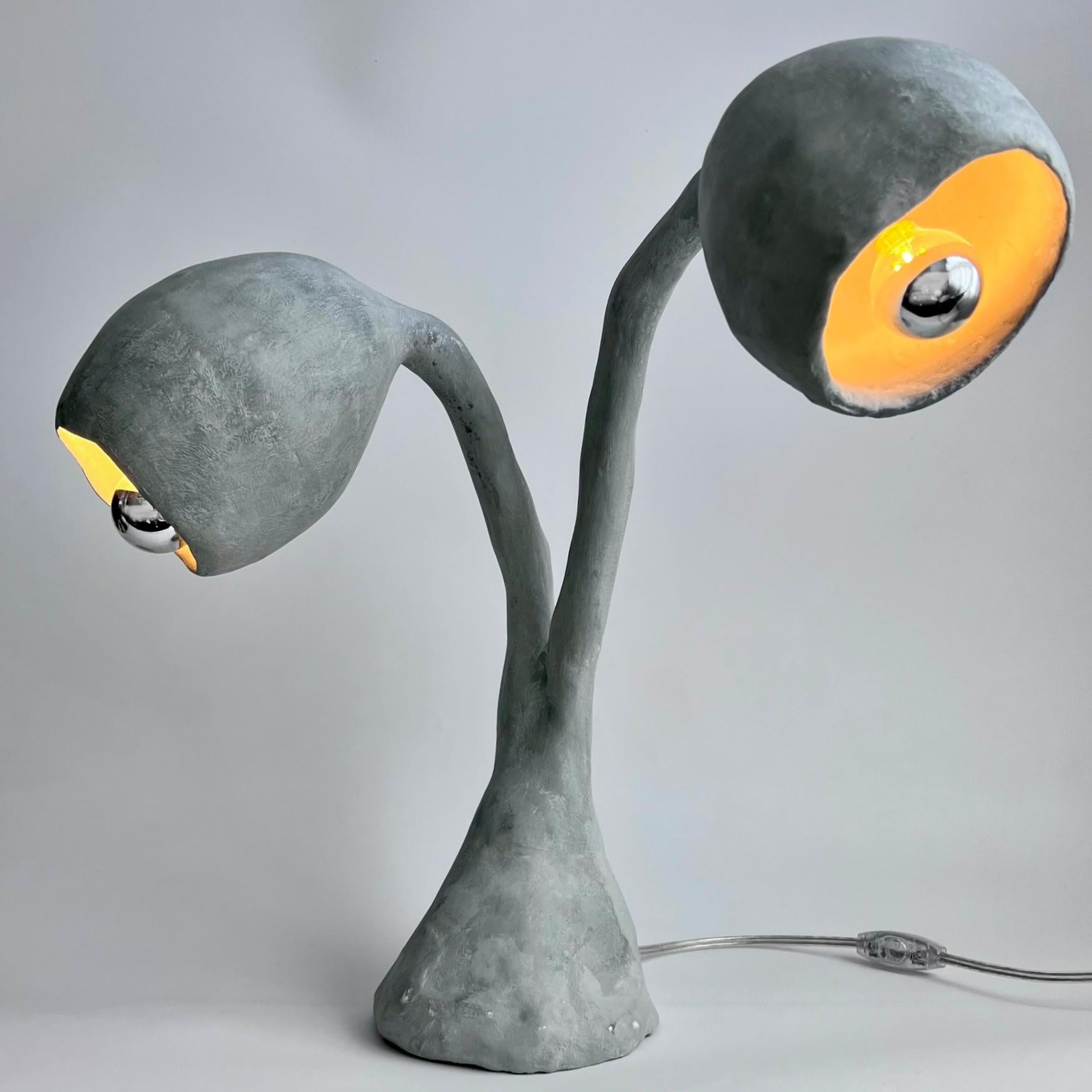Biomorphe Beleuchtung von Studio Chora, Tischlampe, graue Betonoberfläche, auf Lager (Brutalismus) im Angebot