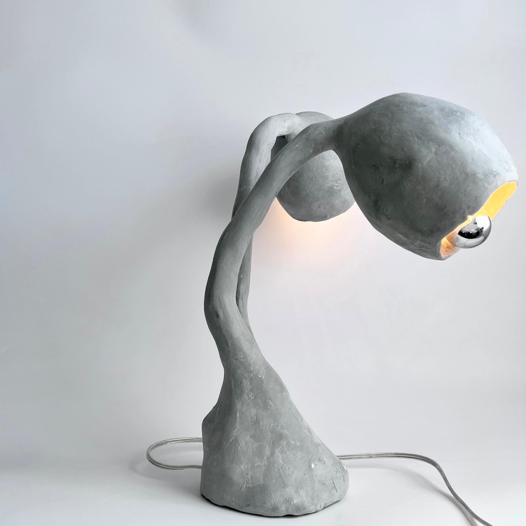 Brutalisme Lampe de bureau biomorphique de Studio Chora, finition en béton gris, en stock en vente