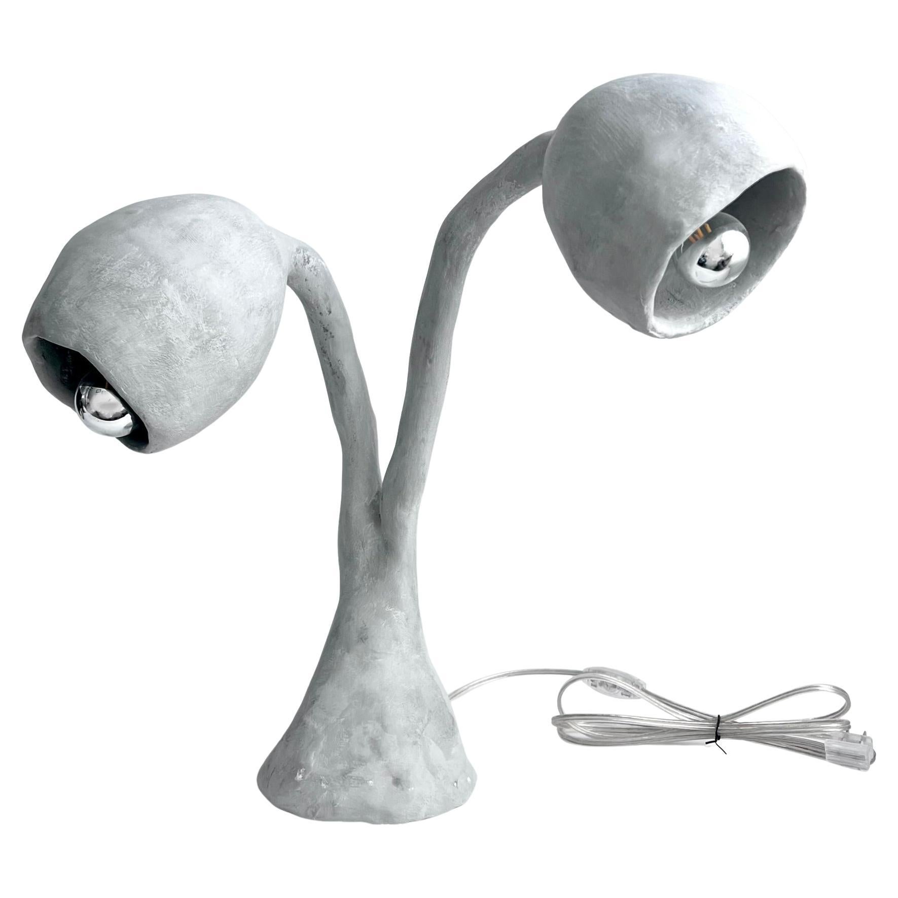Biomorphe Beleuchtung von Studio Chora, Tischlampe, graue Betonoberfläche, auf Lager