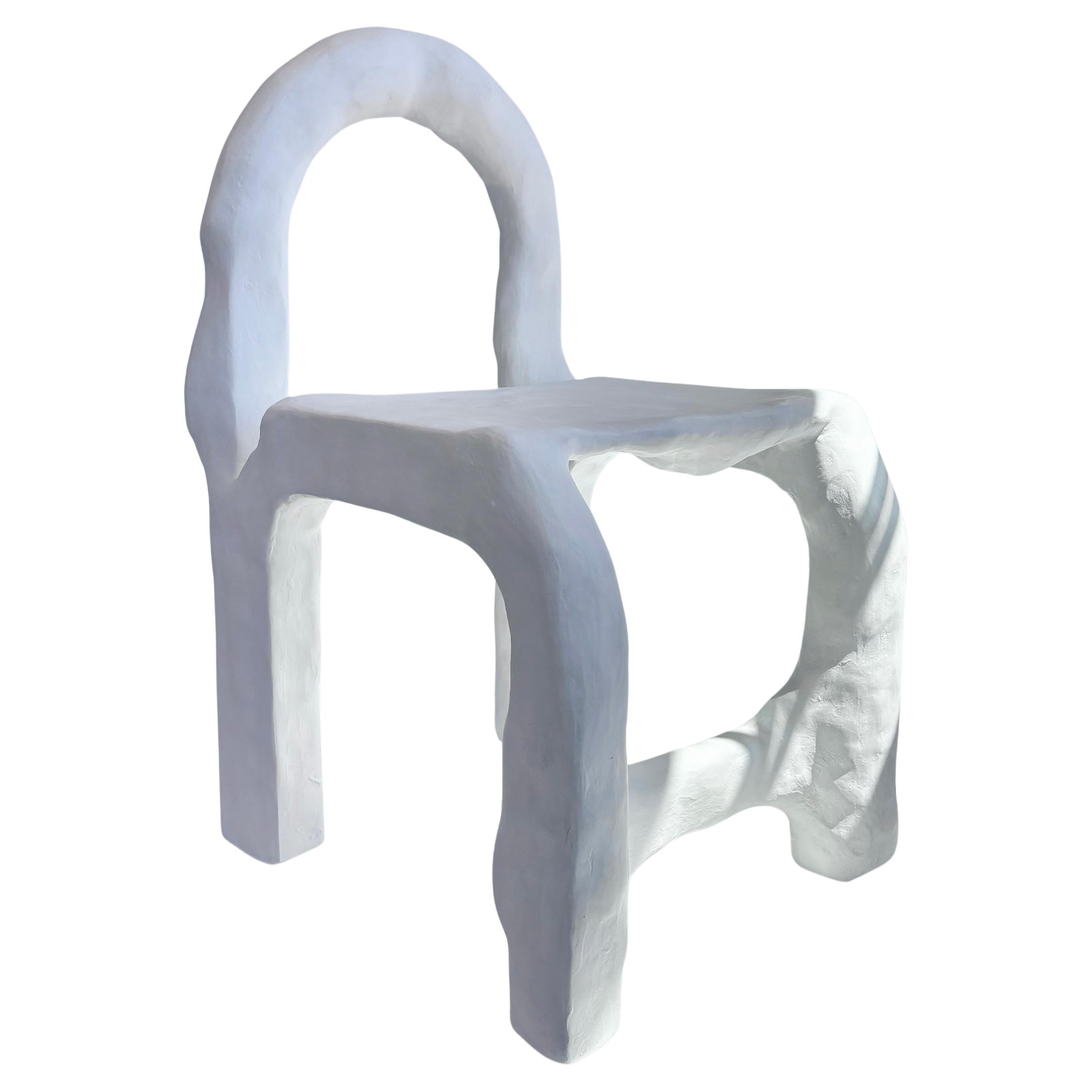 Entworfen von Studio Chora, 2024. 
Biomorphisch: 'bios' bedeutet Leben und 'morphe' bedeutet Form A. 

Der biomorphe Stuhl ist Teil einer organischen Serie von Funktionsskulpturen. Jeder Stuhl ist ein Unikat und wird von Hand gefertigt.