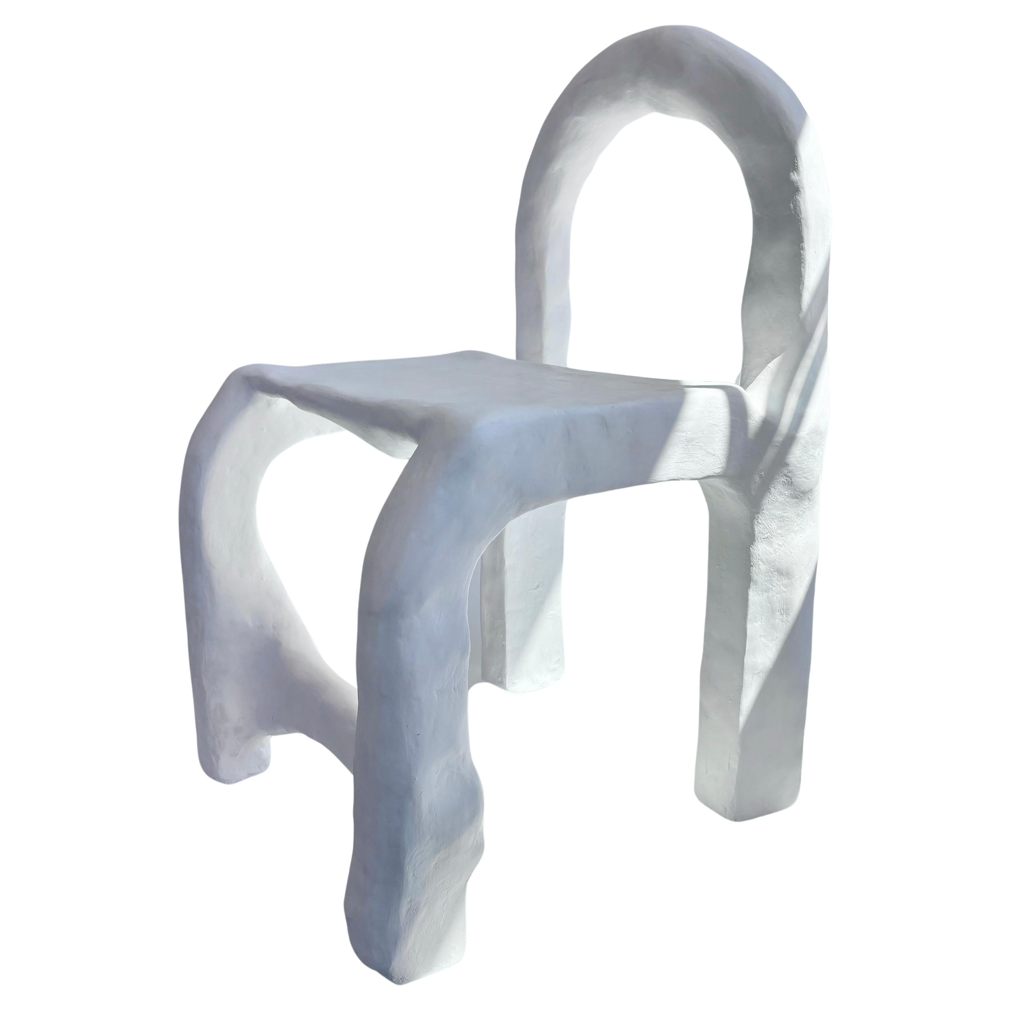 Biomorphic Line von Studio Chora, Amorpher weißer Stuhl, Limonen Gips, auf Lager (Handgeschnitzt) im Angebot