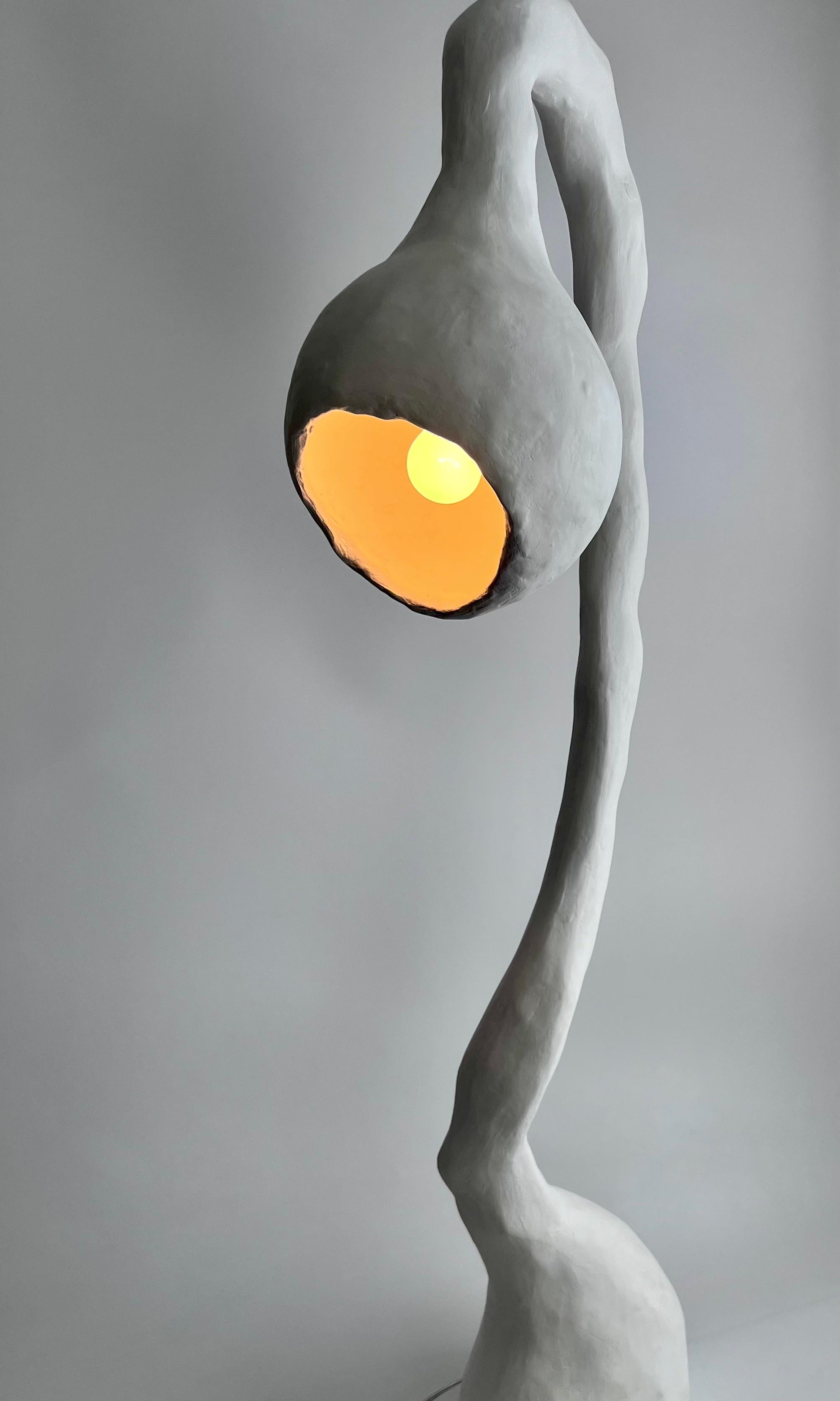 Plâtre Lampadaire personnalisé en pierre, ligne biomorphique de Studio Chora, lampe sur commande en vente