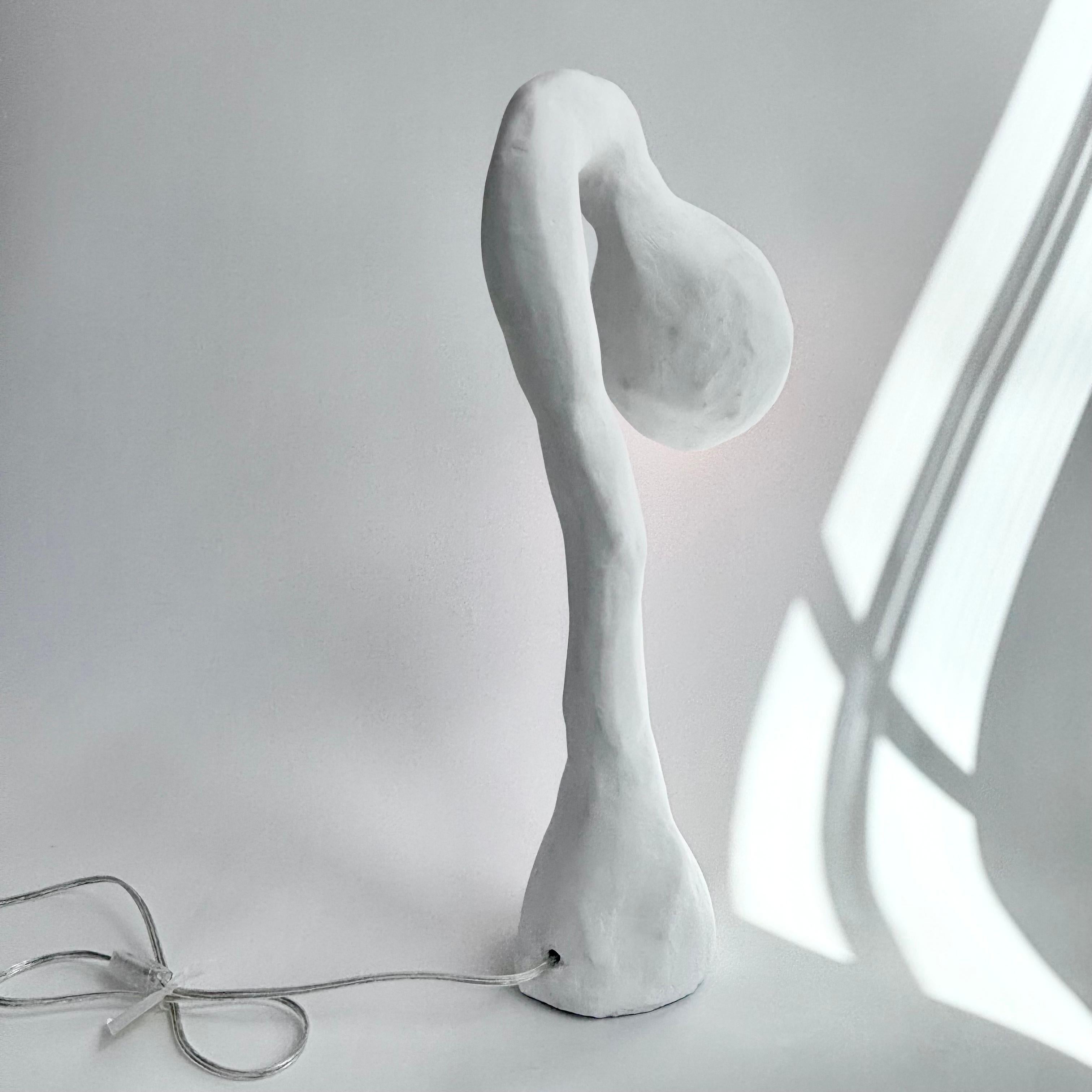 Biomorphe Linie von Studio Chora, Tischlampe, weißer Kalkstein, auf Lager (amerikanisch) im Angebot