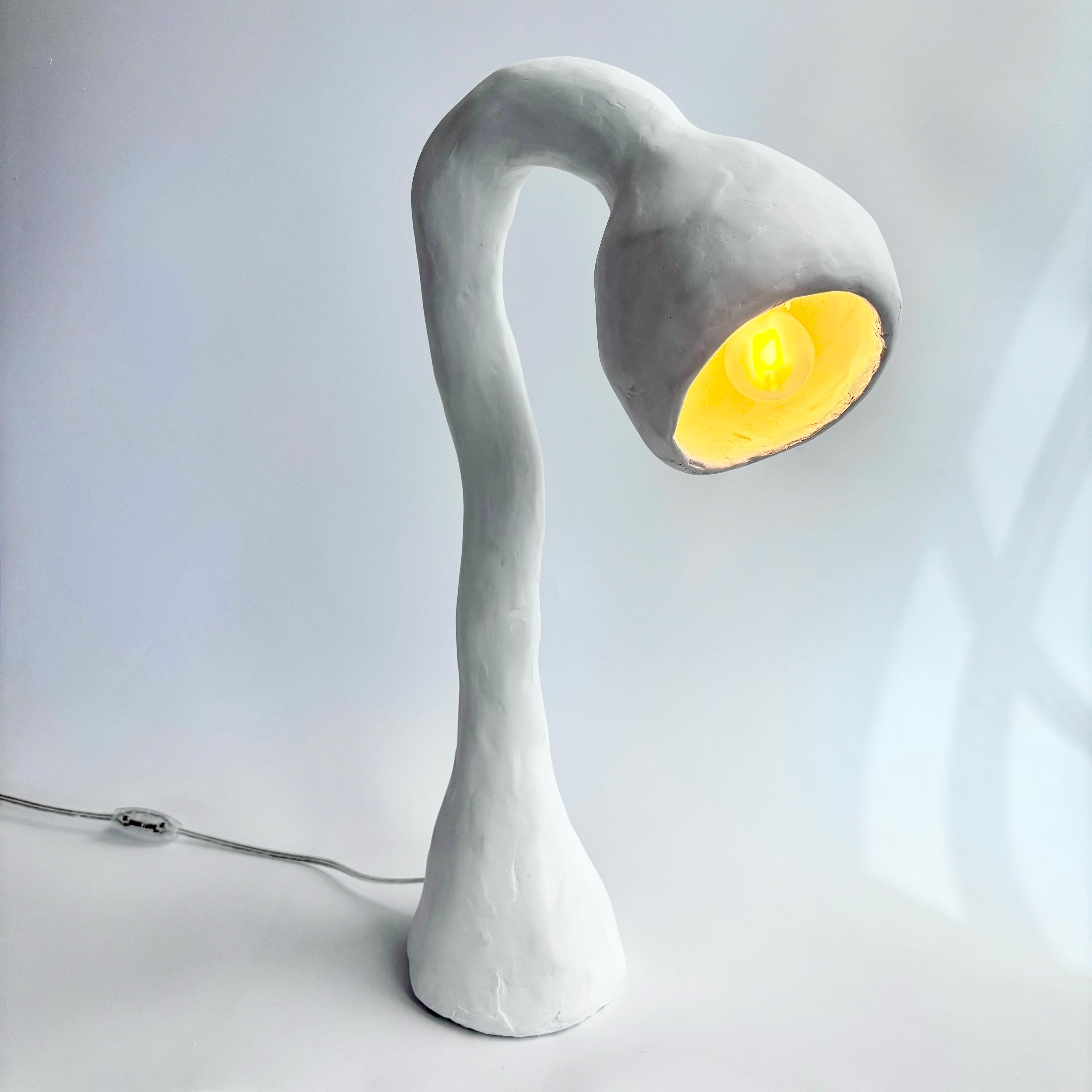 Américain Lampe de bureau Biomorphic Line de Studio Chora, pierre calcaire blanche, en stock en vente