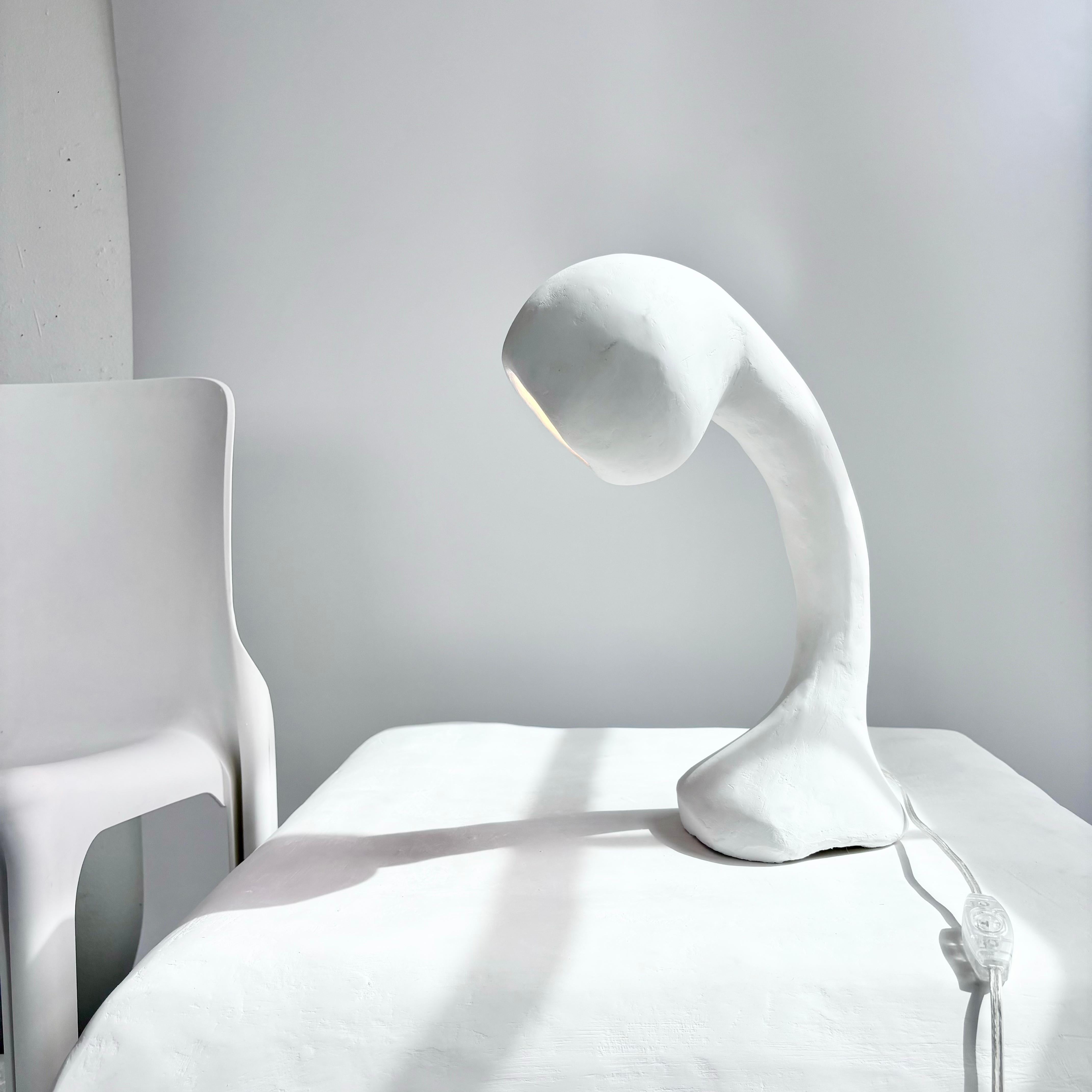 Biomorphic Line von Studio Chora, Quasten-Tischlampe, weißer Limonen Gips, auf Lager (Organische Moderne) im Angebot