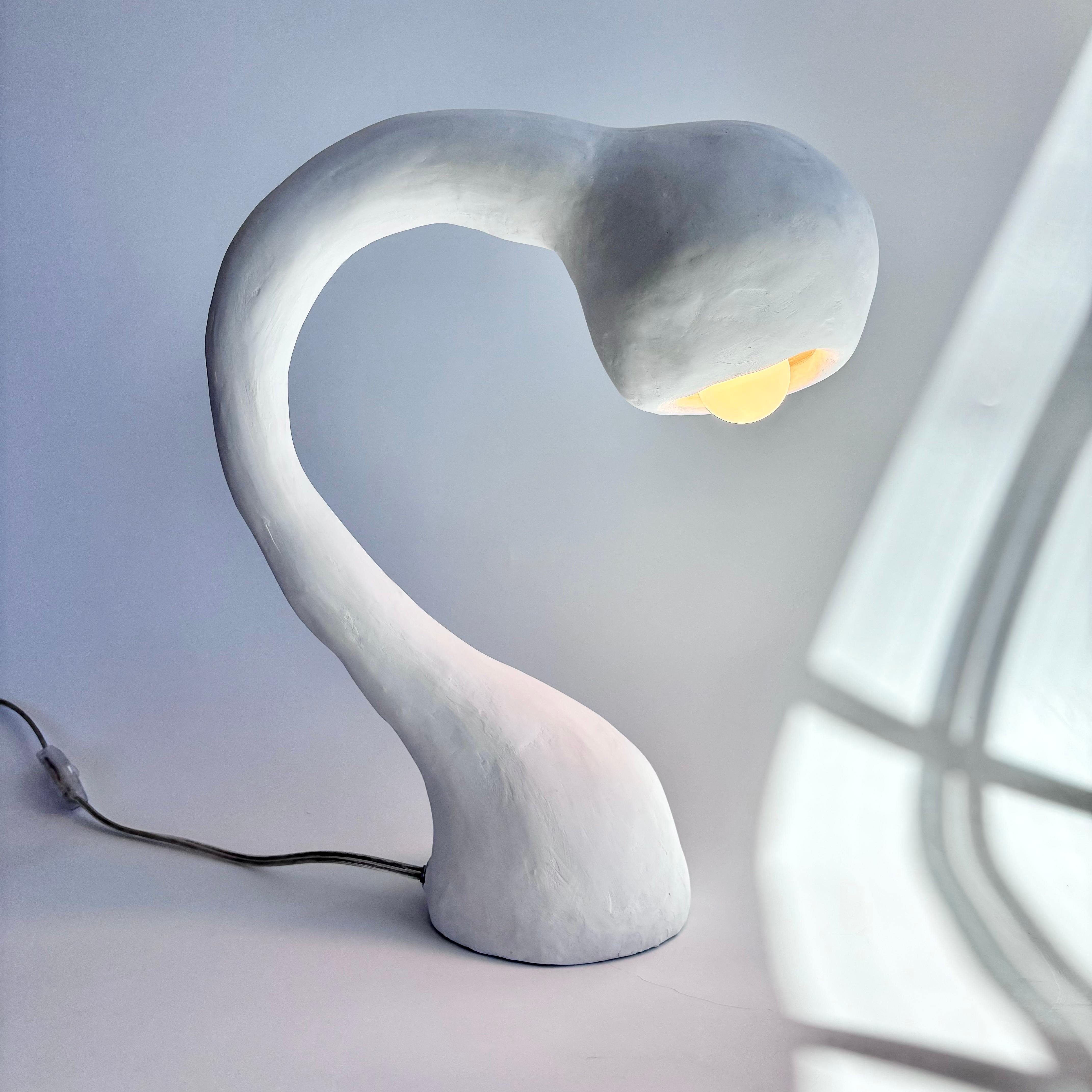 Biomorphic Line von Studio Chora, Quasten-Tischlampe, weißer Limonen Gips, auf Lager (Handgeschnitzt) im Angebot