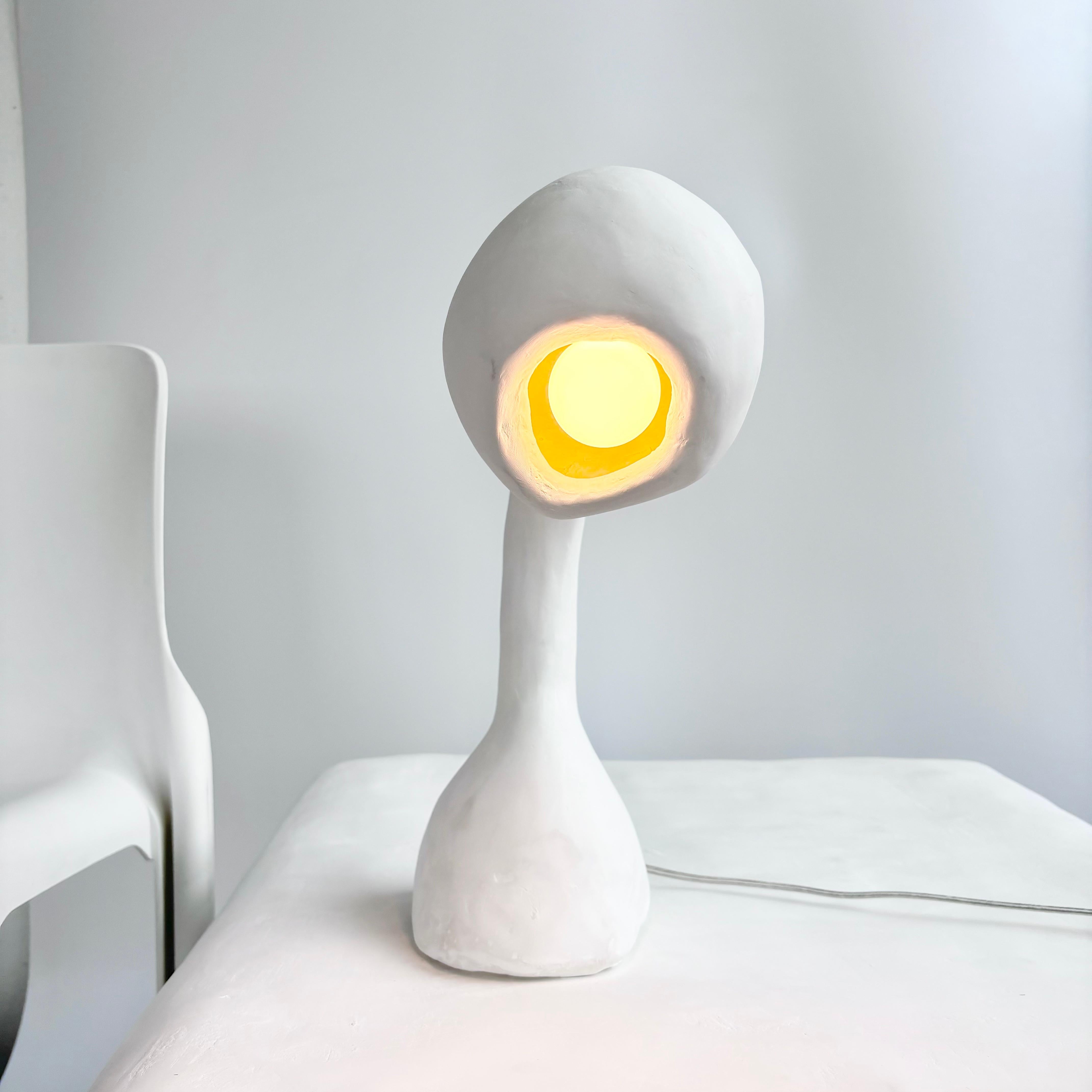 Plâtre Lampe de bureau Biomorphic Line de Studio Chora, en plâtre blanc citron, en stock en vente