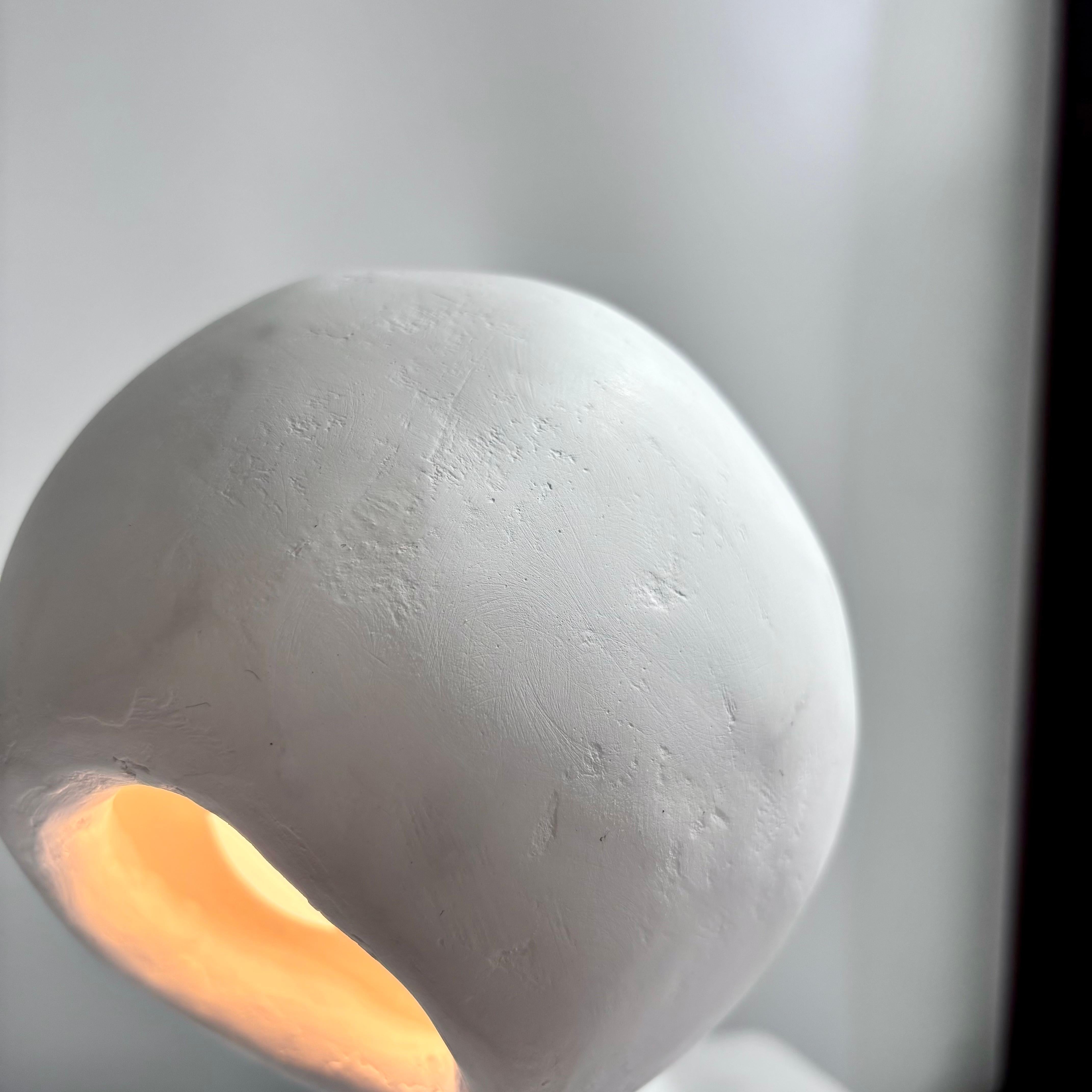 Biomorphic Line von Studio Chora, Quasten-Tischlampe, weißer Limonen Gips, auf Lager im Angebot 1