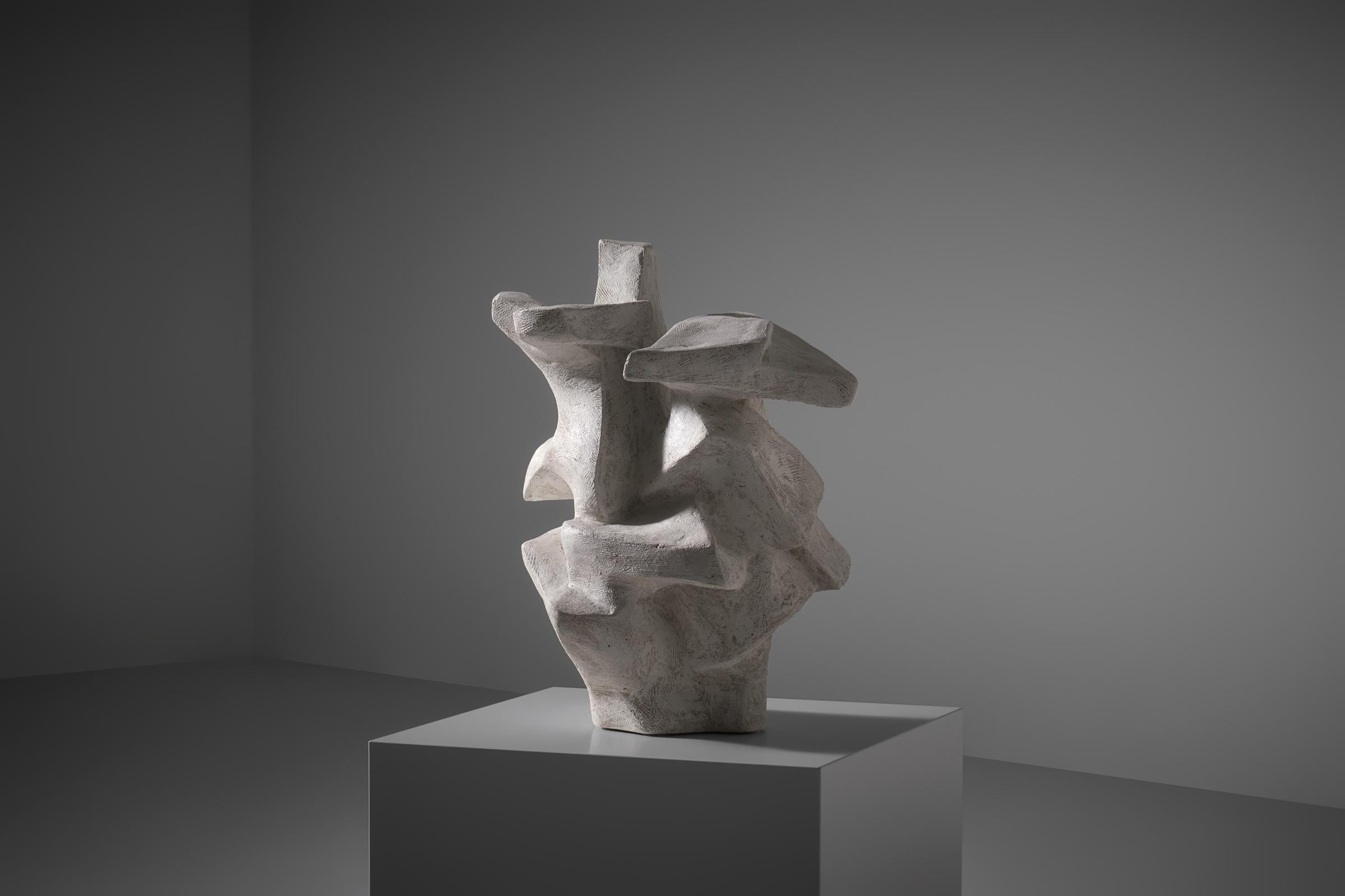 Scultura biomorfa in gesso, Francia 1960. Intriganti forme organiche scolpite in gesso massiccio con una caratteristica superficie strutturata. Le forme confluiscono l'una nell'altra e, con un po' di immaginazione, si possono riconoscere forme