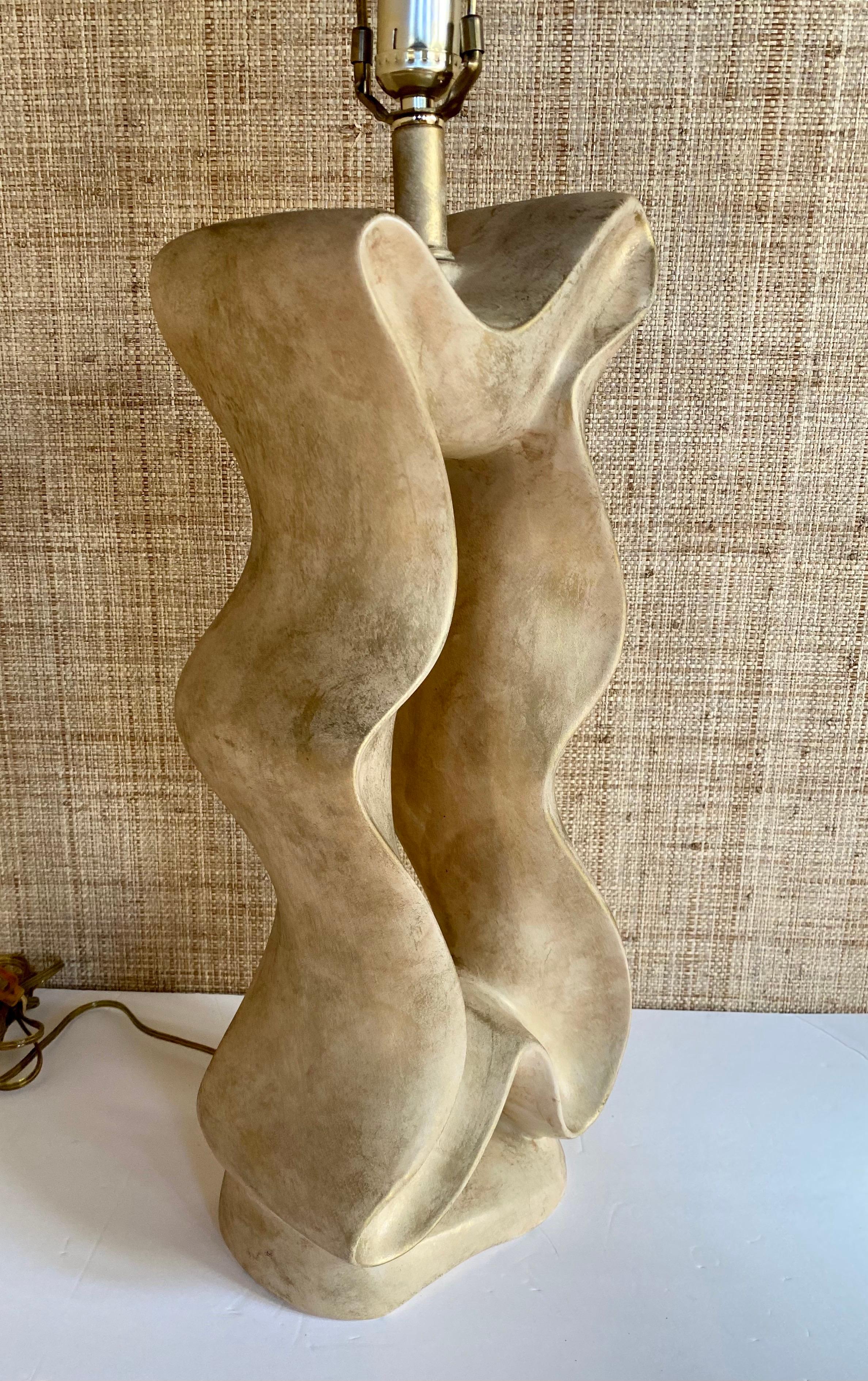 Biomorphic Post-Modern Freeform Ribbon Motif Plaster Table Lamp by Jaru, 1980's In Good Condition For Sale In Lambertville, NJ