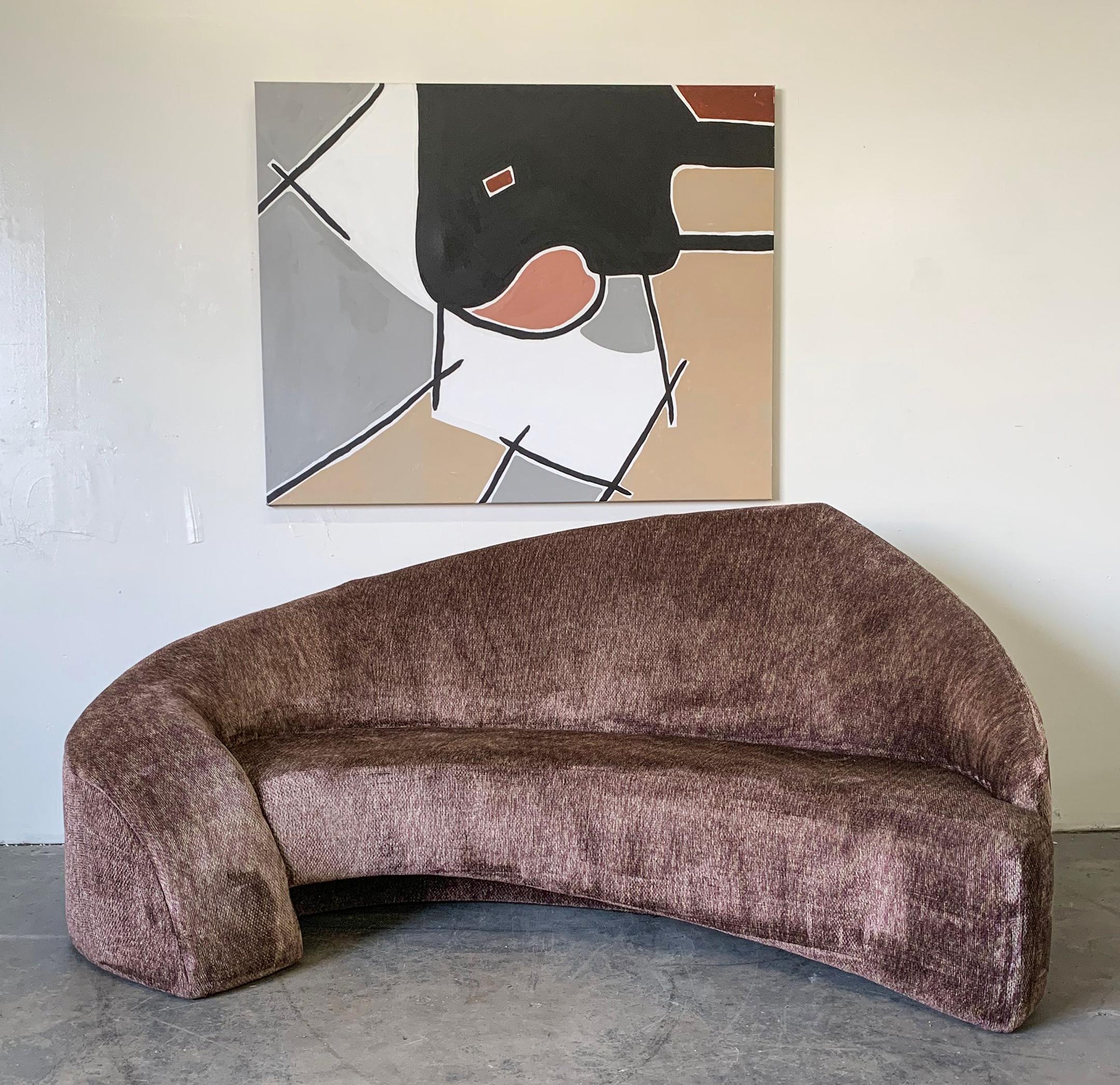 Ein absolut beeindruckendes postmodernes Sofa, das Mitte der 1990er Jahre entworfen und hergestellt wurde. Dieses atemberaubende Sofa erinnert an die Entwürfe von Vladimir Kagan und eignet sich hervorragend für Mid-Century Modern und postmodernes