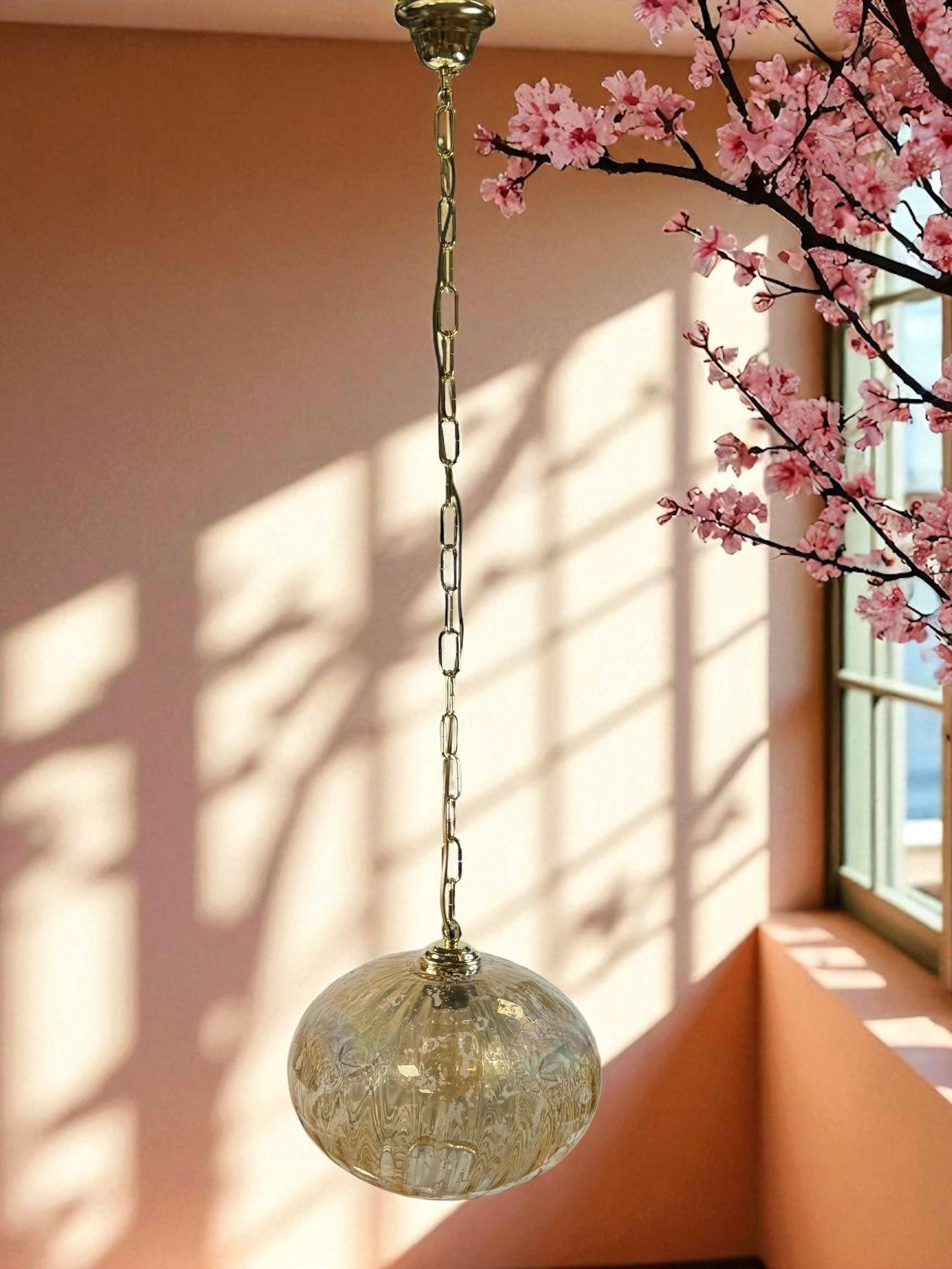 Una bella plafoniera a sospensione in vetro ambrato. Attribuito a Glashütte Limburg, Germania. Il ciondolo richiede una lampadina europea E27 Edison, fino a 100 watt. La parte in vetro misura circa 8 pollici di altezza. L'altezza totale è di circa