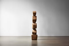 Biomorphe Gelassenheit: Geschnitzter Eichen Totem Still Stand No70 von NONO