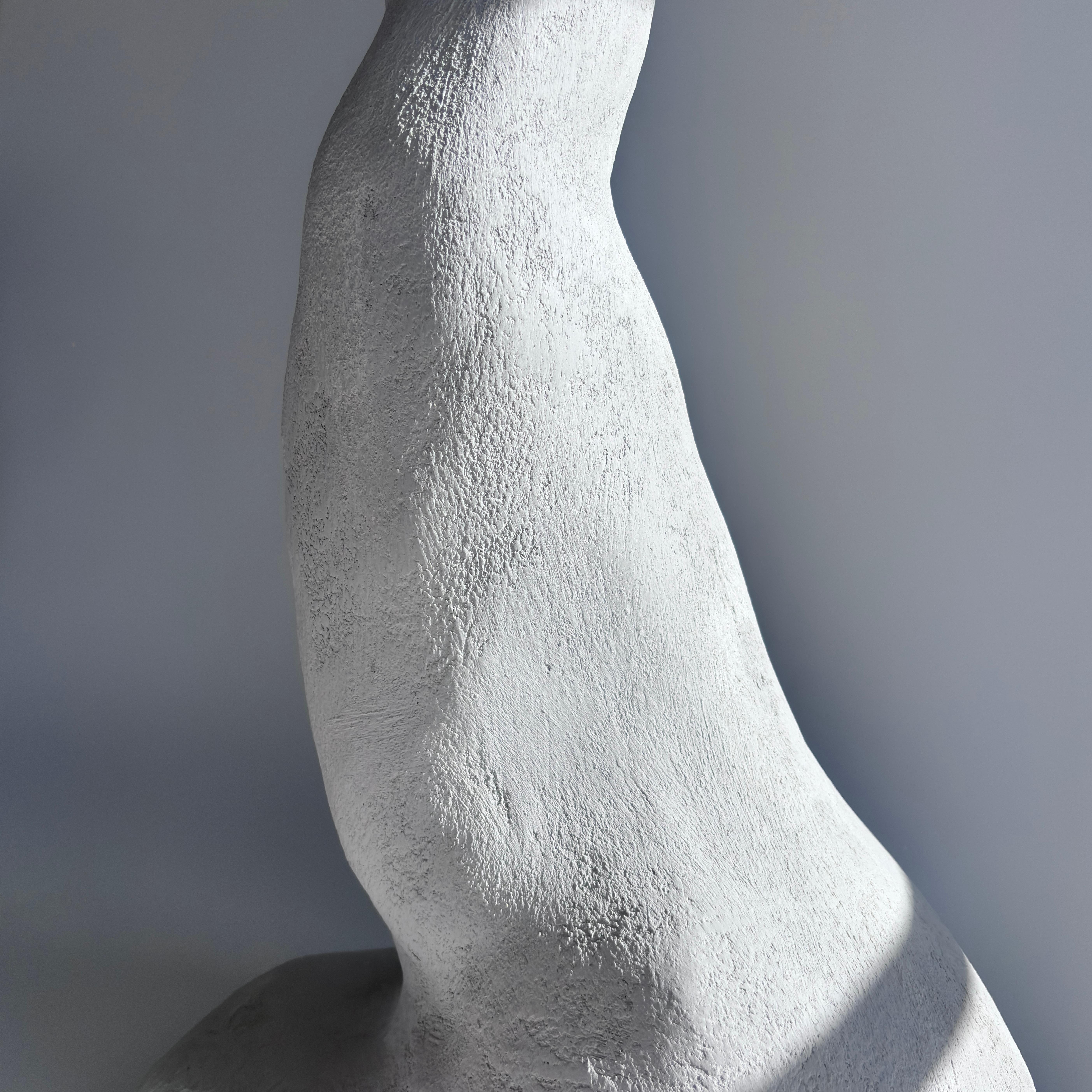 Organico moderno Lampada da terra Biomorfa N.5, Studio A. Chora, Stucchi grigi, In magazzino in vendita