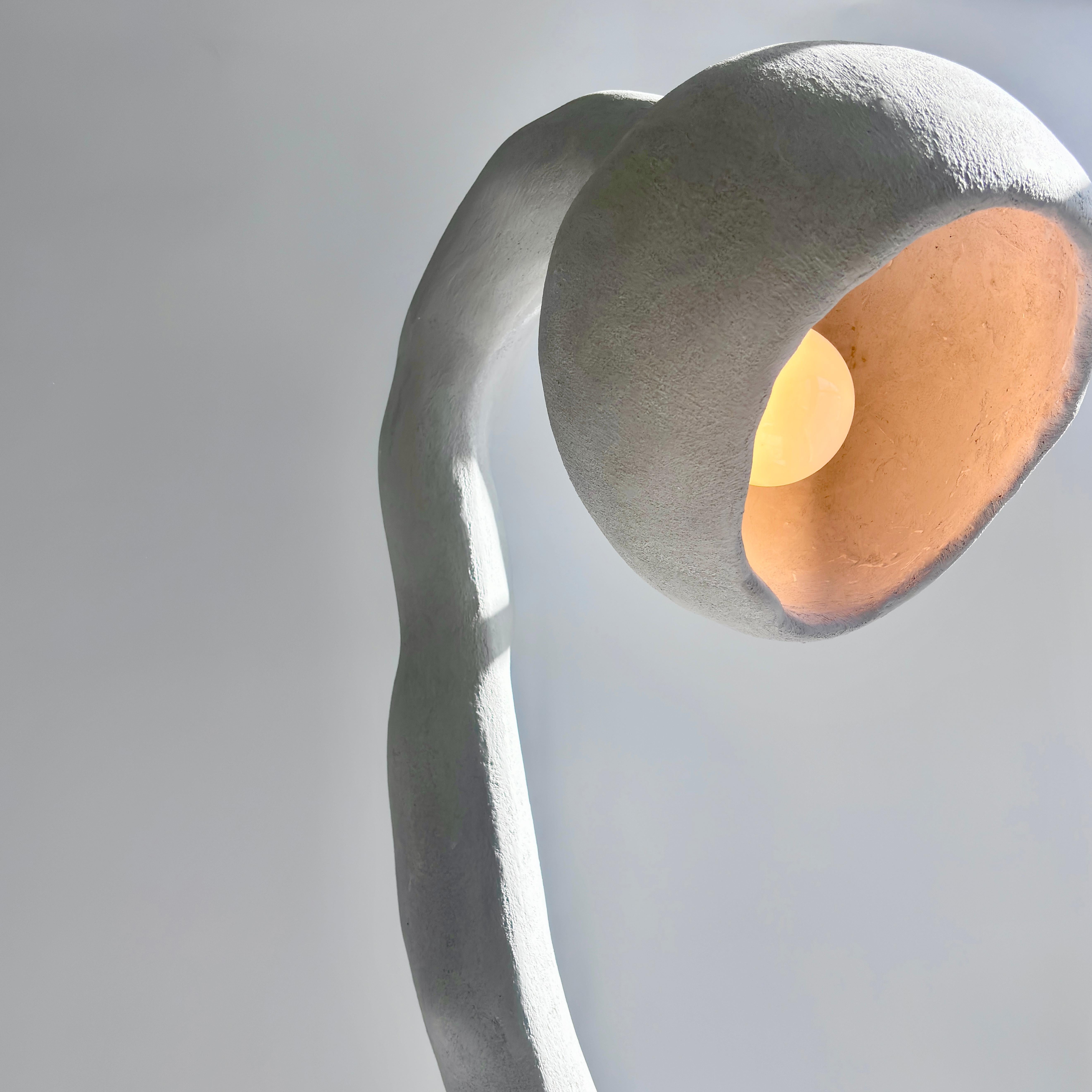 Americano Lampada da terra Biomorfa N.5, Studio A. Chora, Stucchi grigi, In magazzino in vendita