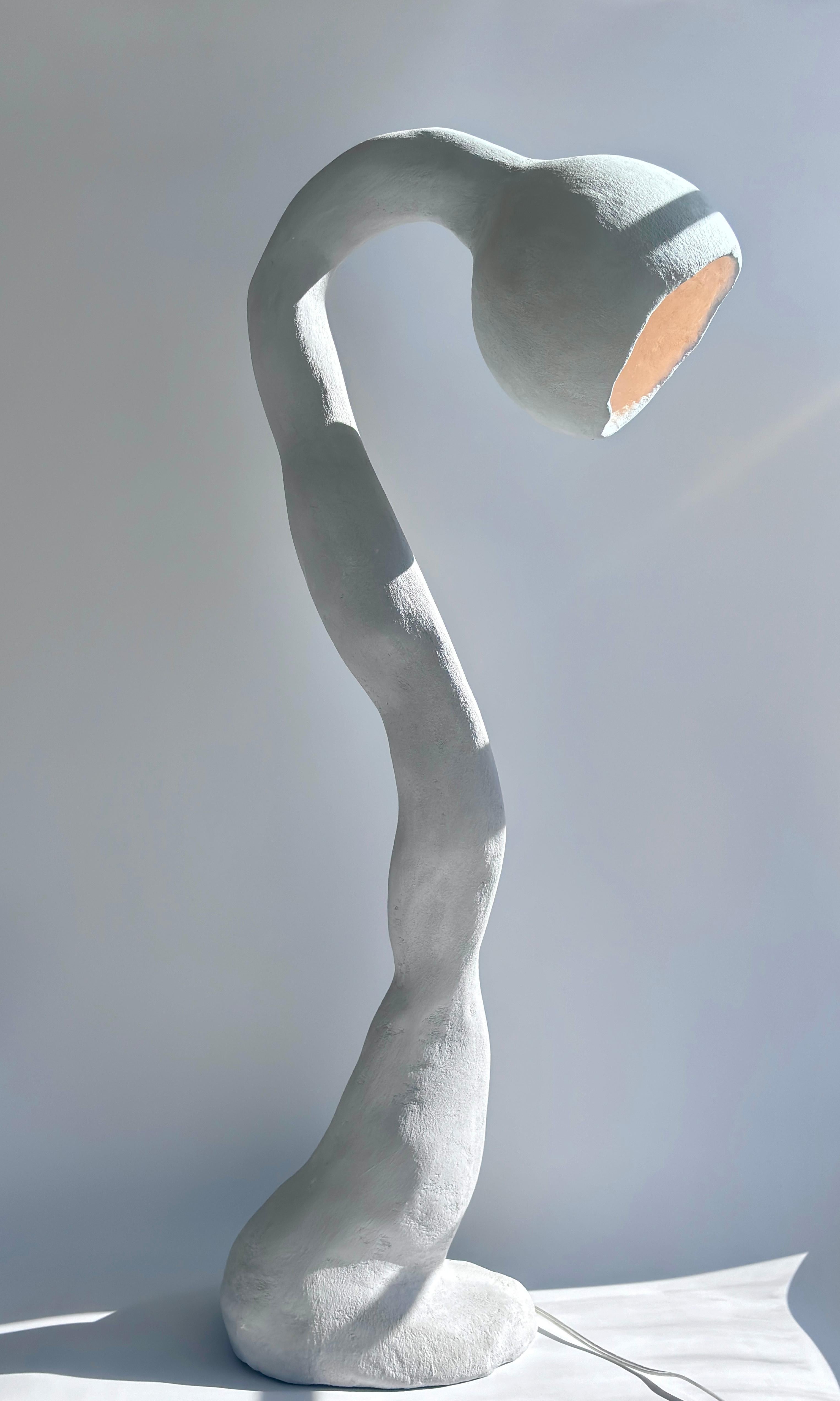 Calcare Lampada da terra Biomorfa N.5, Studio A. Chora, Stucchi grigi, In magazzino in vendita