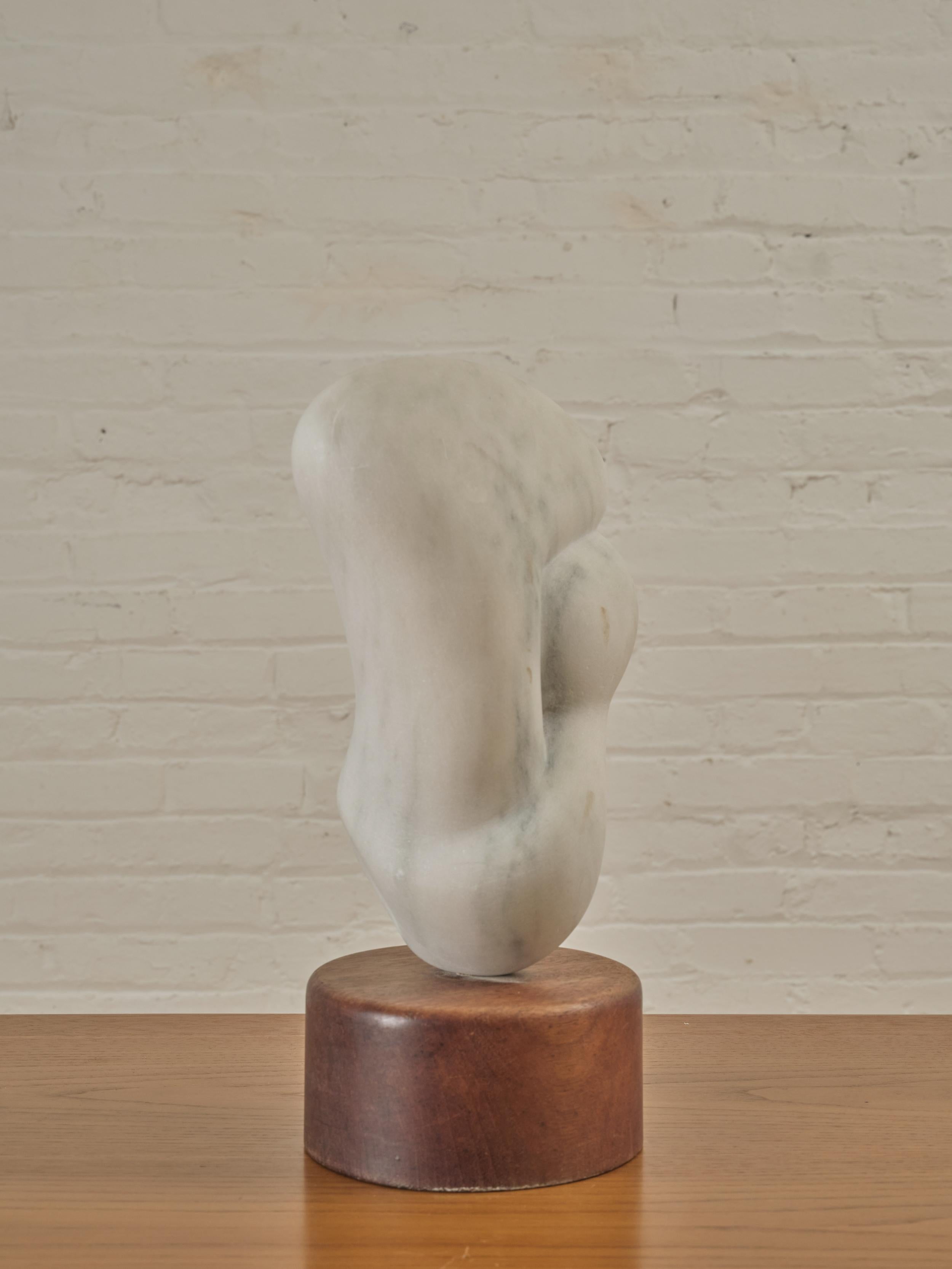 Mid-Century Modern Sculpture biomorphique de pierre en vente