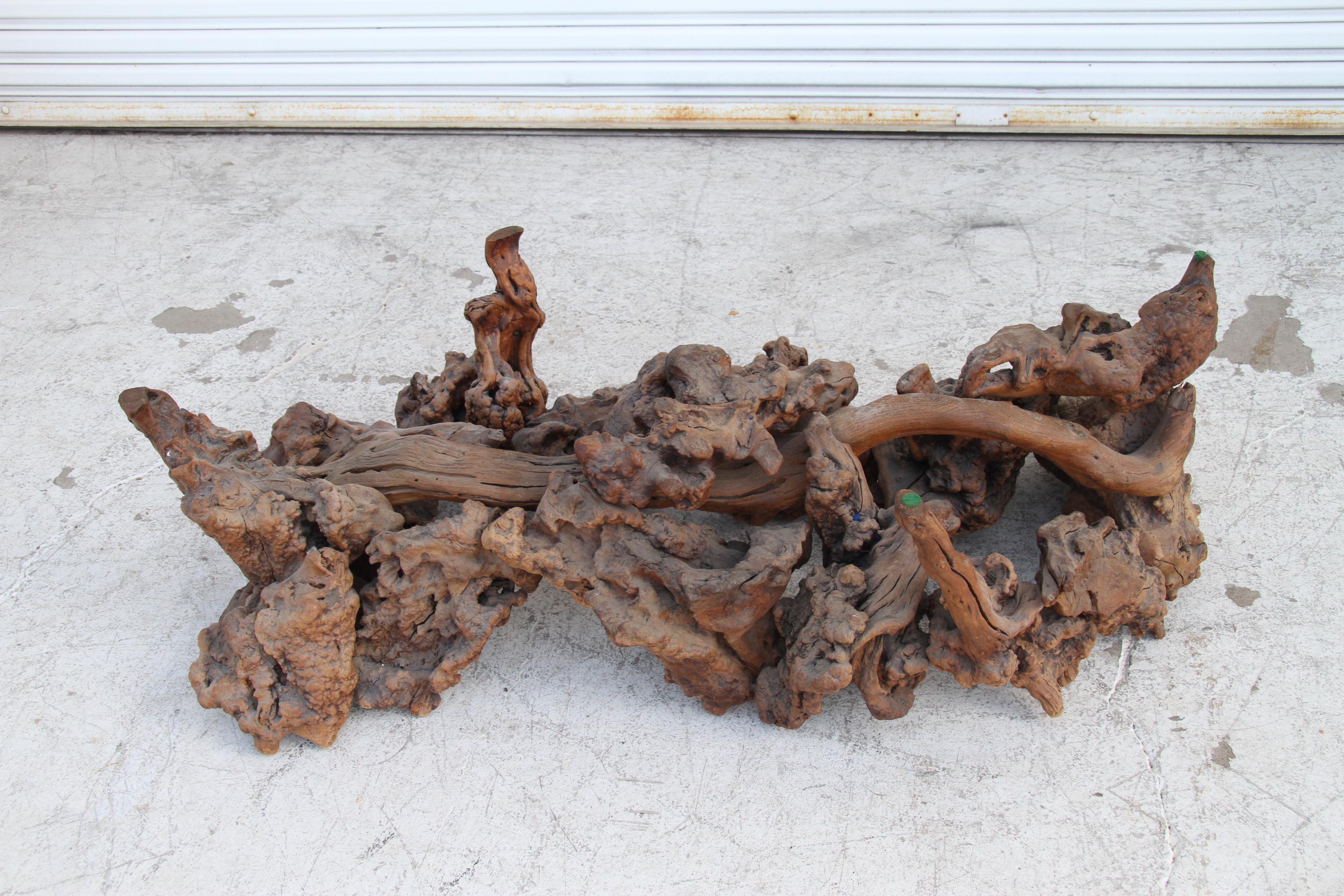 Cette table basse est fabriquée à partir d'une racine d'arbre organique. La racine de l'arbre est naturelle et organique dans son existence. Le plateau en verre permet de visualiser et d'interagir avec la nature sans l'Hinder.

Une merveilleuse