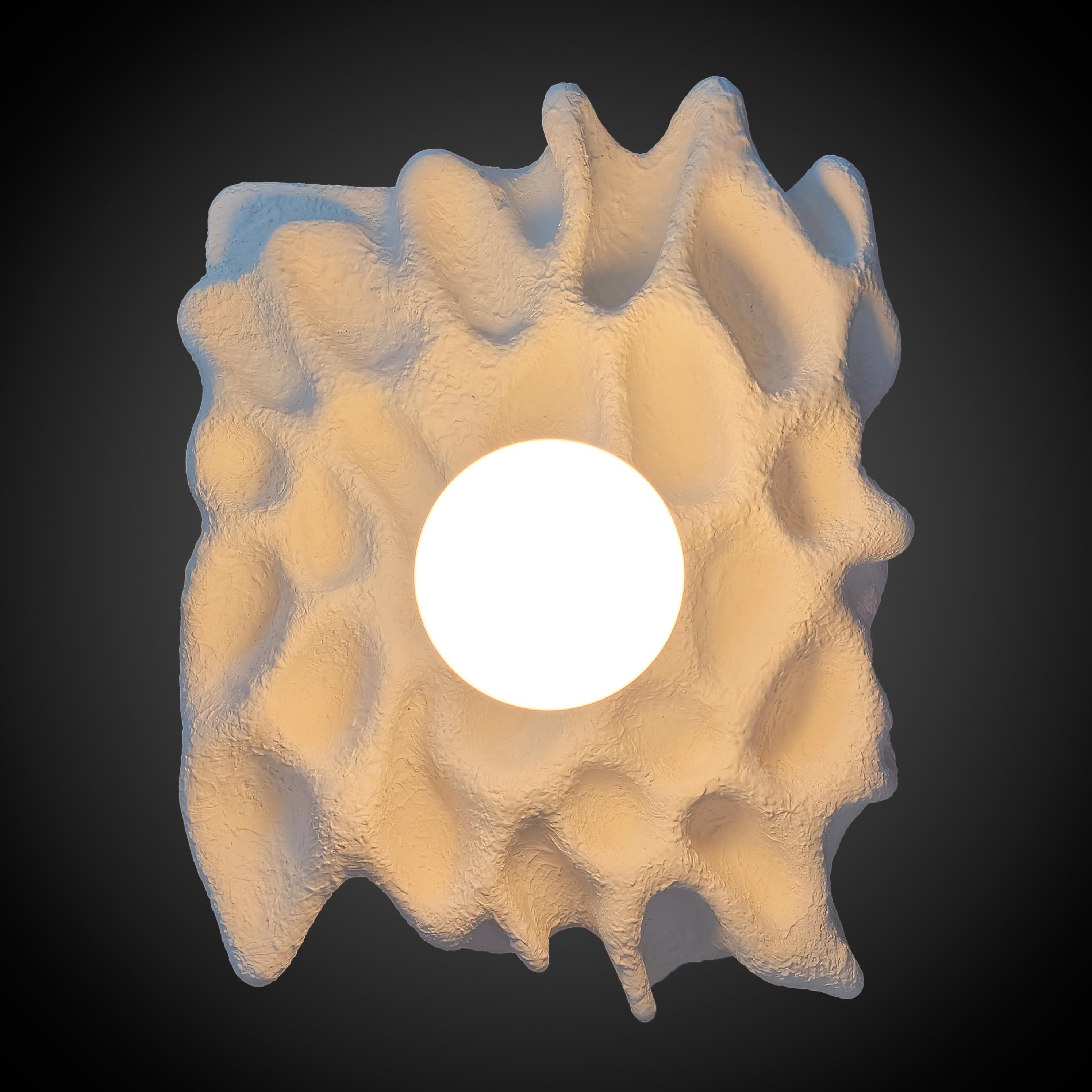 Nuestro Aplique Biomórfico Voronoi es un testimonio de la belleza del arte funcional. Con un diseño dinámico inspirado en las olas, este aplique es perfecto para quienes aprecian la elegancia de la escultura moderna combinada con una iluminación