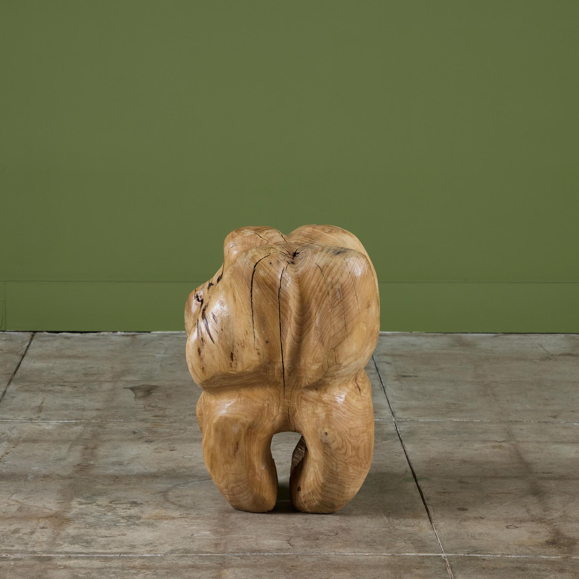 Scultura astratta in legno massiccio che, secondo alcuni, assomiglia vagamente a un molare. Questo pezzo è perfetto da solo e si fa notare per le sue grandi dimensioni. Può anche fungere da sgabello artistico.

Dimensioni
14