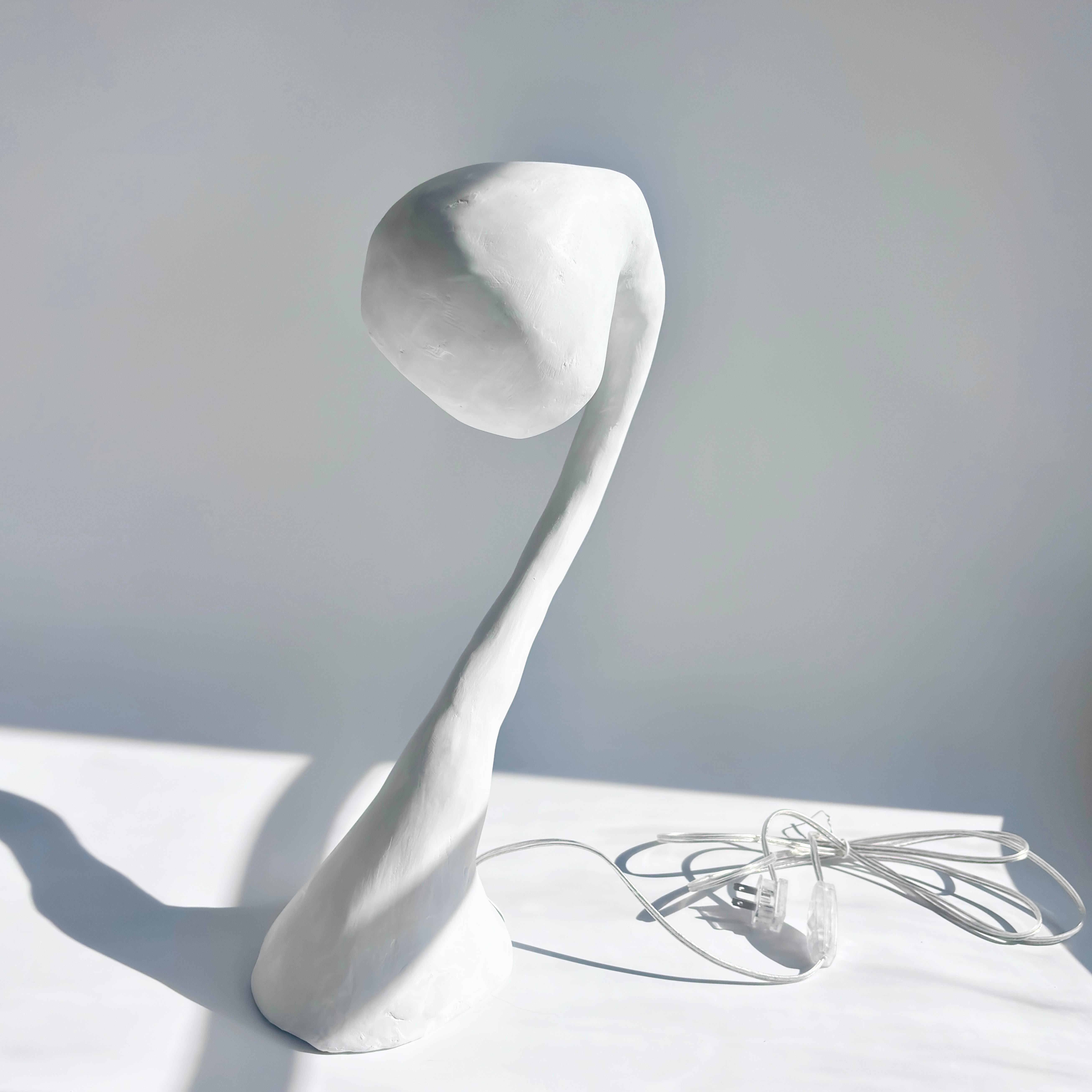 Biomorphic Xl Line di Studio Chora, Lampada da tavolo alta, Pietra calcarea bianca, In magazzino in vendita 4