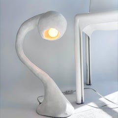 Grande lampe de bureau Biomorphic Xl Line de Studio Chora, pierre calcaire blanche, en stock
