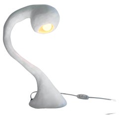 Grande lampe de bureau Biomorphic Xl Line de Studio Chora, pierre calcaire blanche, en stock