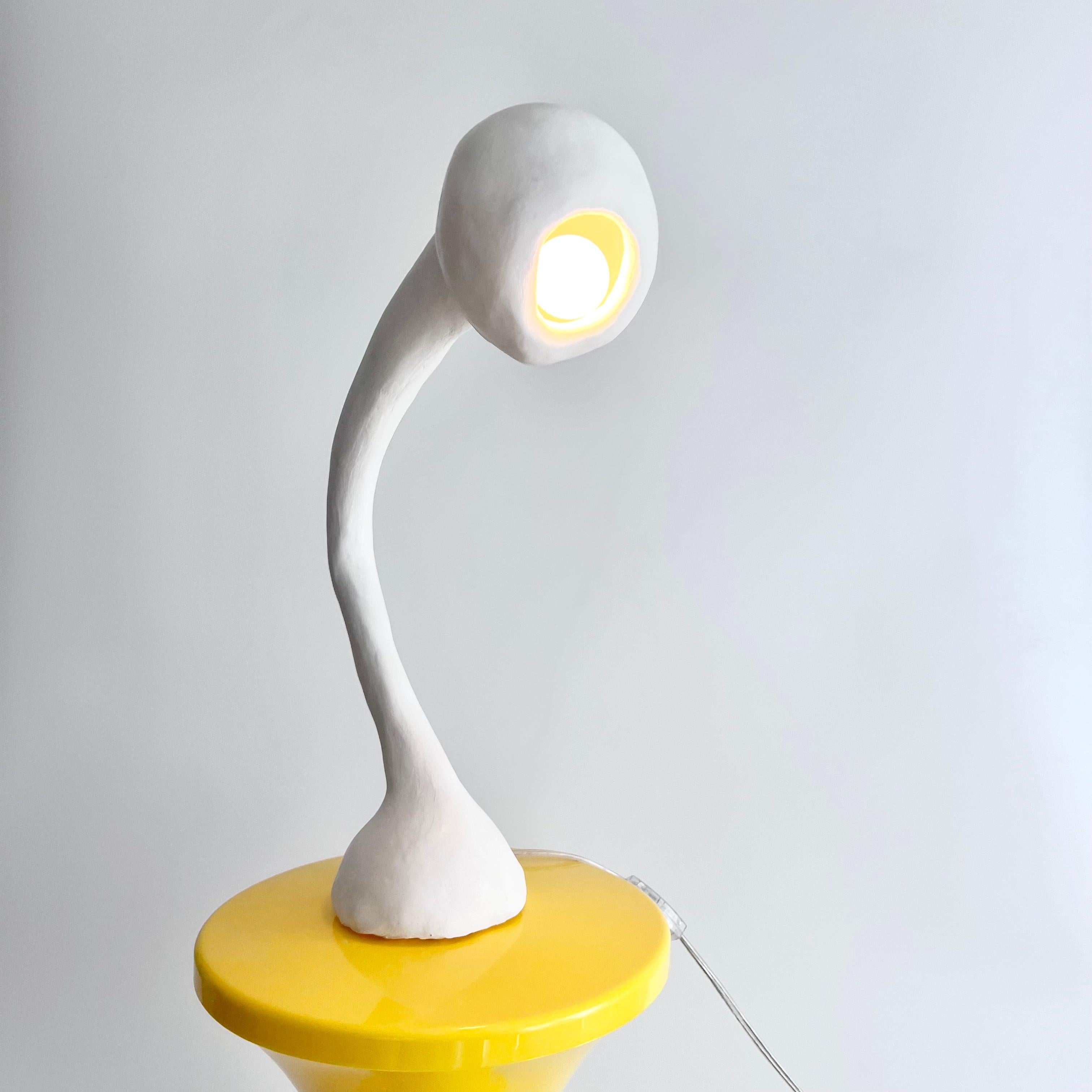 Biomorphe Xl-Linien-Tischlampe von Studio Chora, hohe Tischlampe, weißer Kalkstein, auf Lager (Minimalistisch) im Angebot