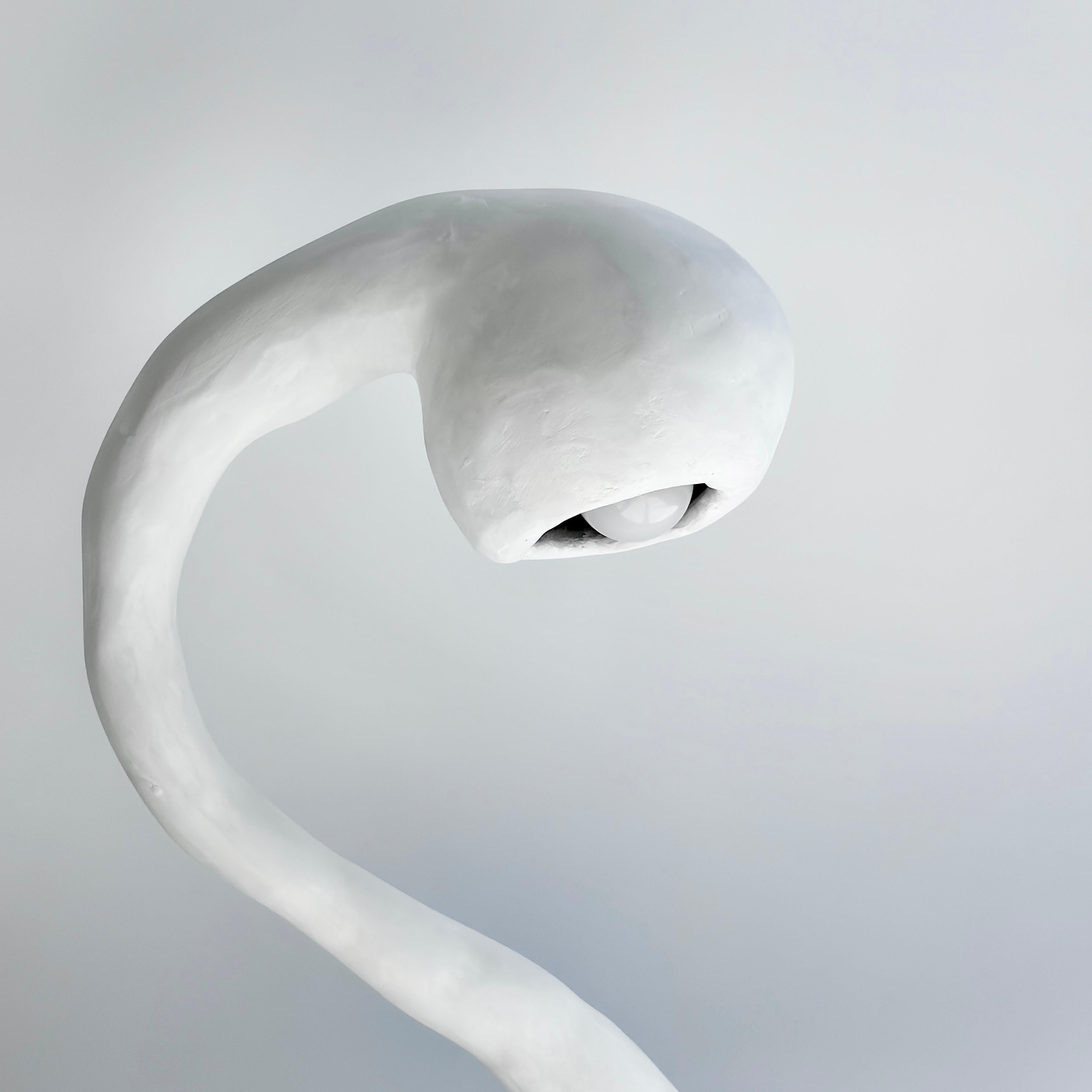 Minimalismo Biomorphic Xl Line di Studio Chora, Lampada da tavolo alta, Pietra calcarea bianca, In magazzino in vendita