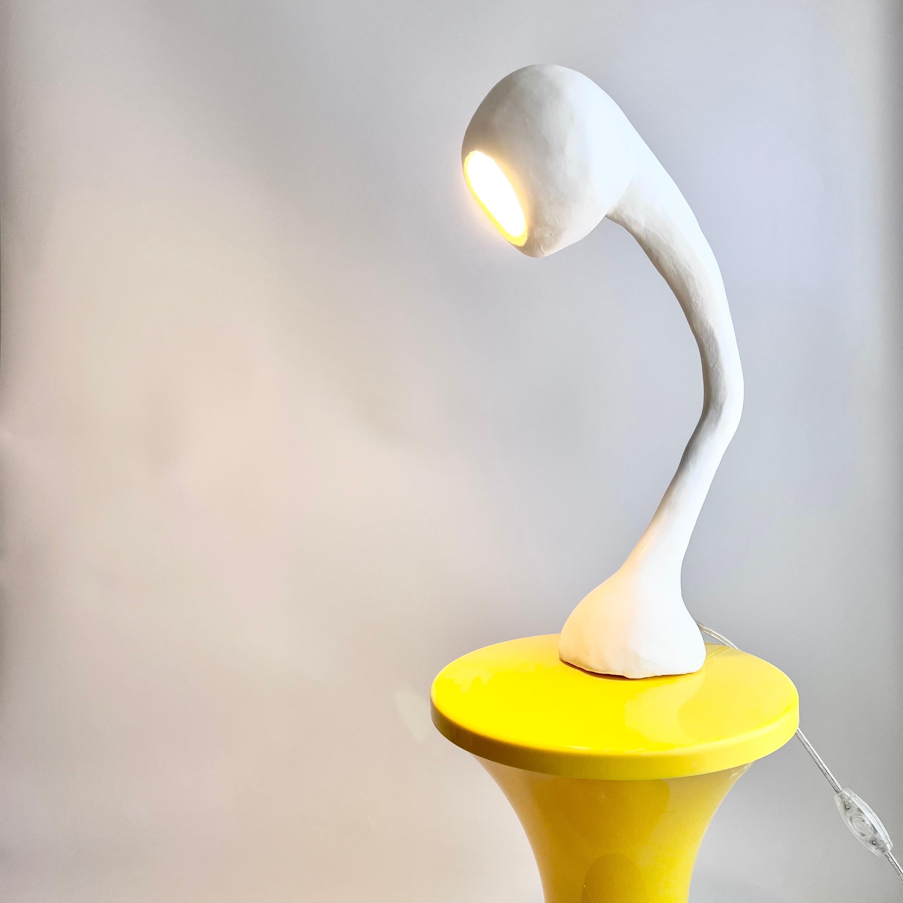 Biomorphe Xl-Linien-Tischlampe von Studio Chora, hohe Tischlampe, weißer Kalkstein, auf Lager (amerikanisch) im Angebot