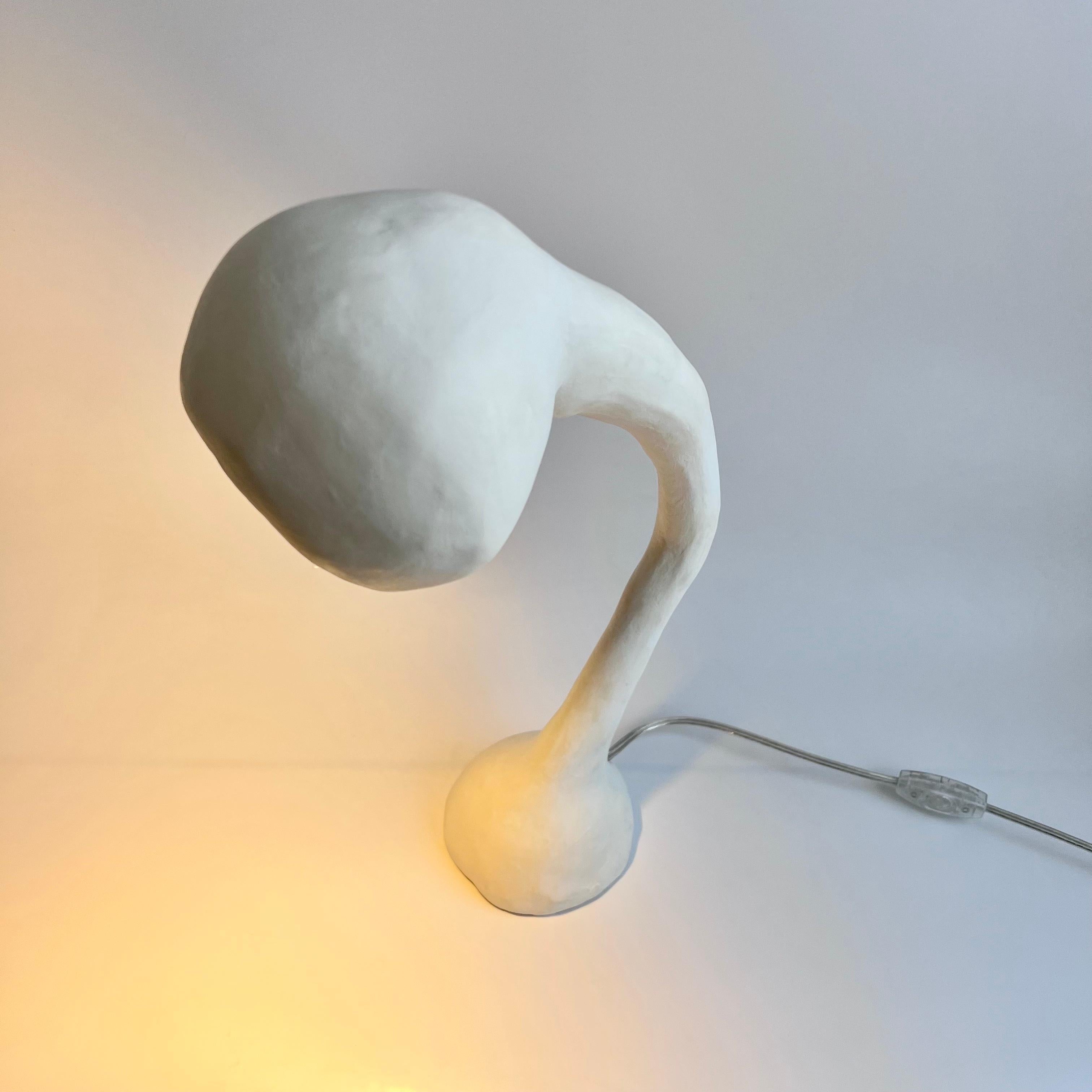 Lampe de bureau haute Biomorphic Xl Line de Studio Chora, pierre calcaire blanche, en stock Neuf - En vente à Albuquerque, NM