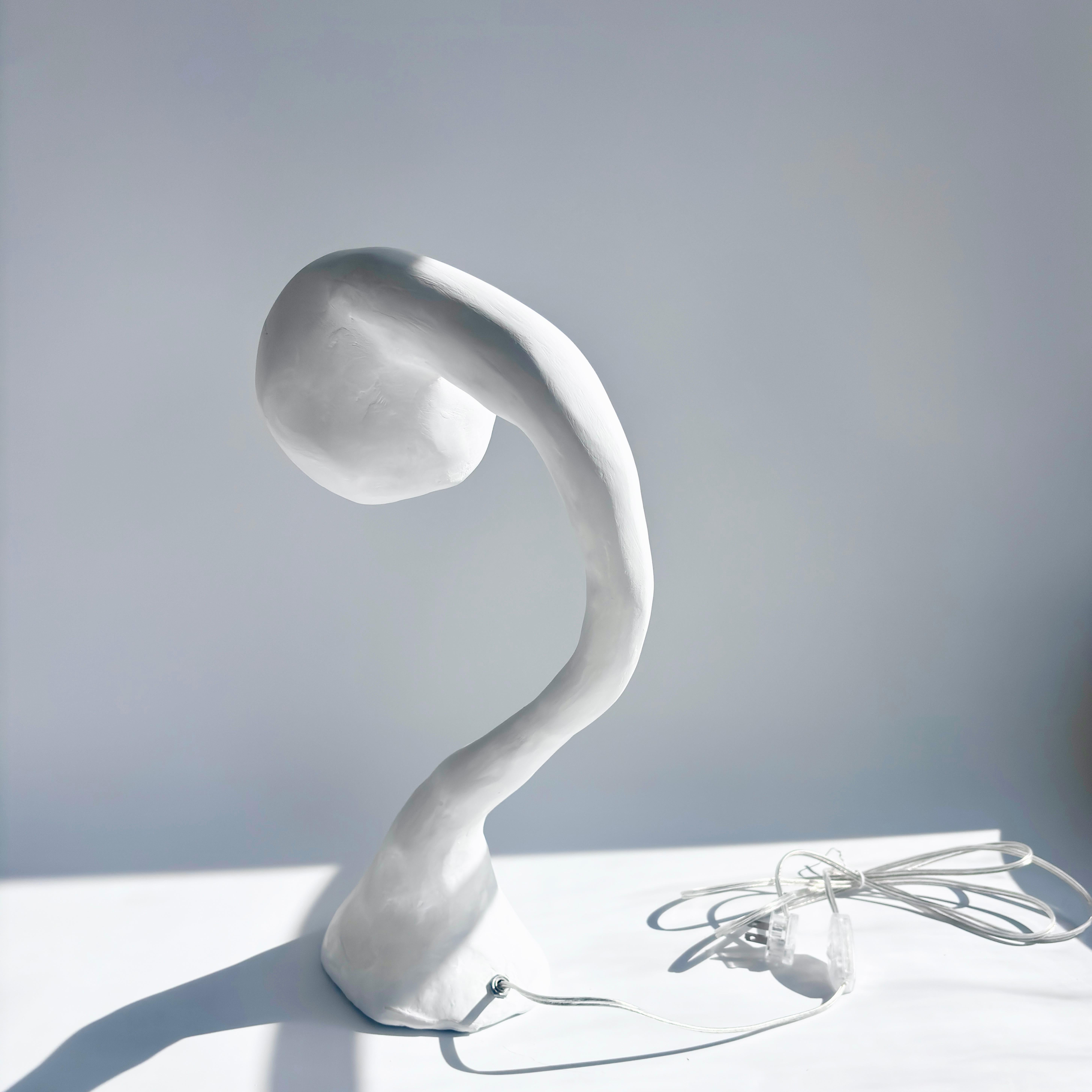 Intonaco Biomorphic Xl Line di Studio Chora, Lampada da tavolo alta, Pietra calcarea bianca, In magazzino in vendita