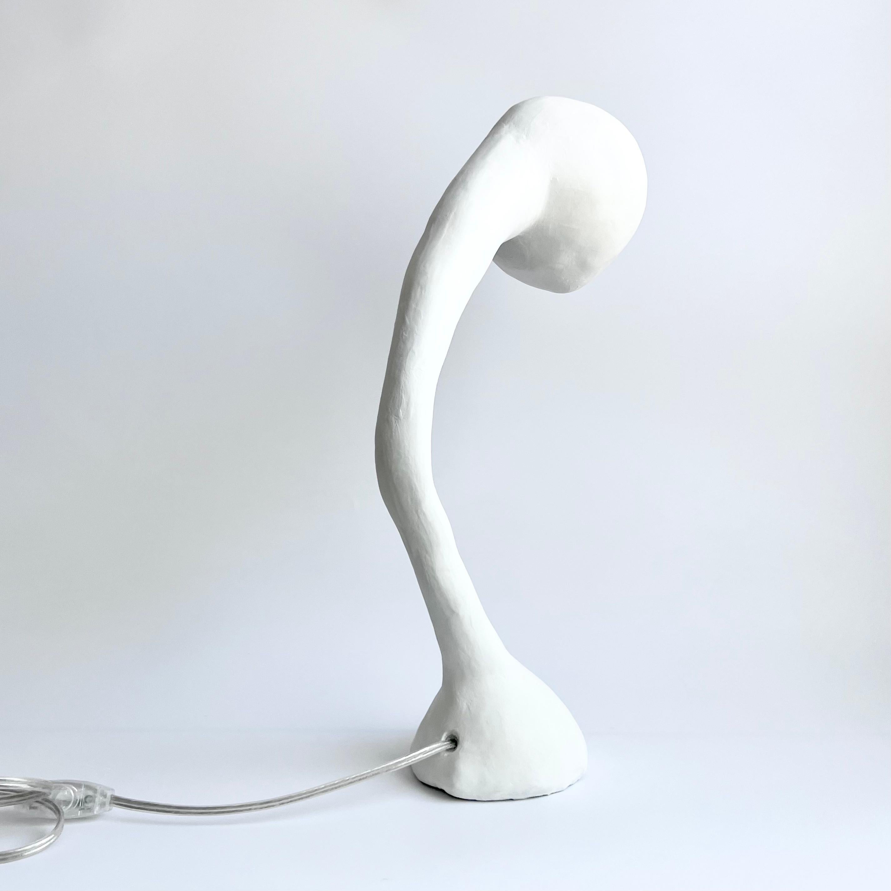 Biomorphe Xl-Linien-Tischlampe von Studio Chora, hohe Tischlampe, weißer Kalkstein, auf Lager im Angebot 1