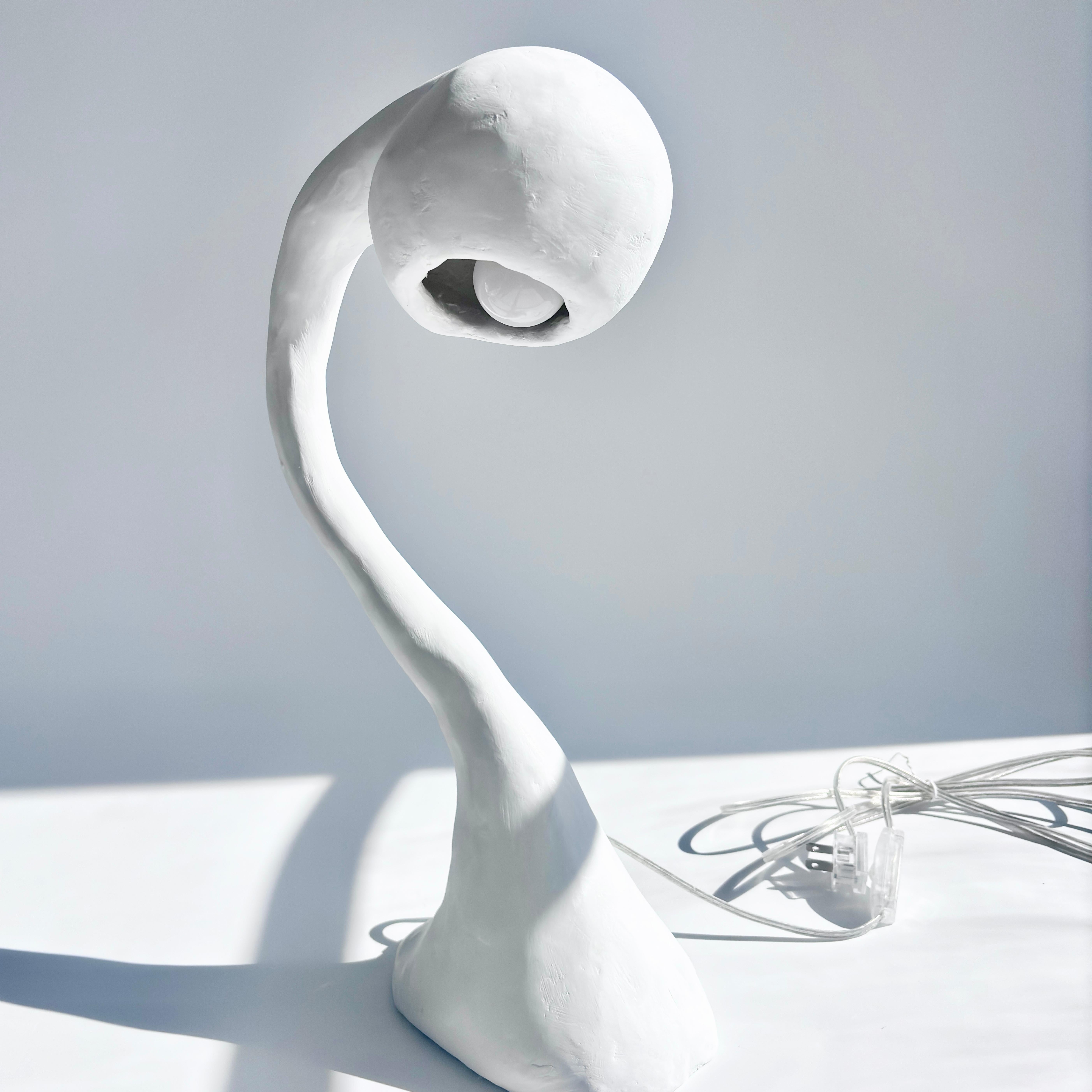 Biomorphic Xl Line di Studio Chora, Lampada da tavolo alta, Pietra calcarea bianca, In magazzino in vendita 1