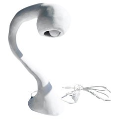 Grande lampe de bureau Biomorphic Xl Line de Studio Chora, pierre calcaire blanche, en stock