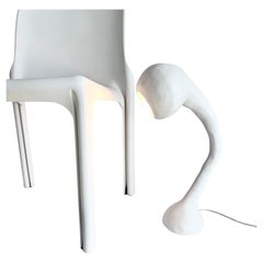 Grande lampe de bureau Biomorphic Xl Line de Studio Chora, pierre calcaire blanche, en stock