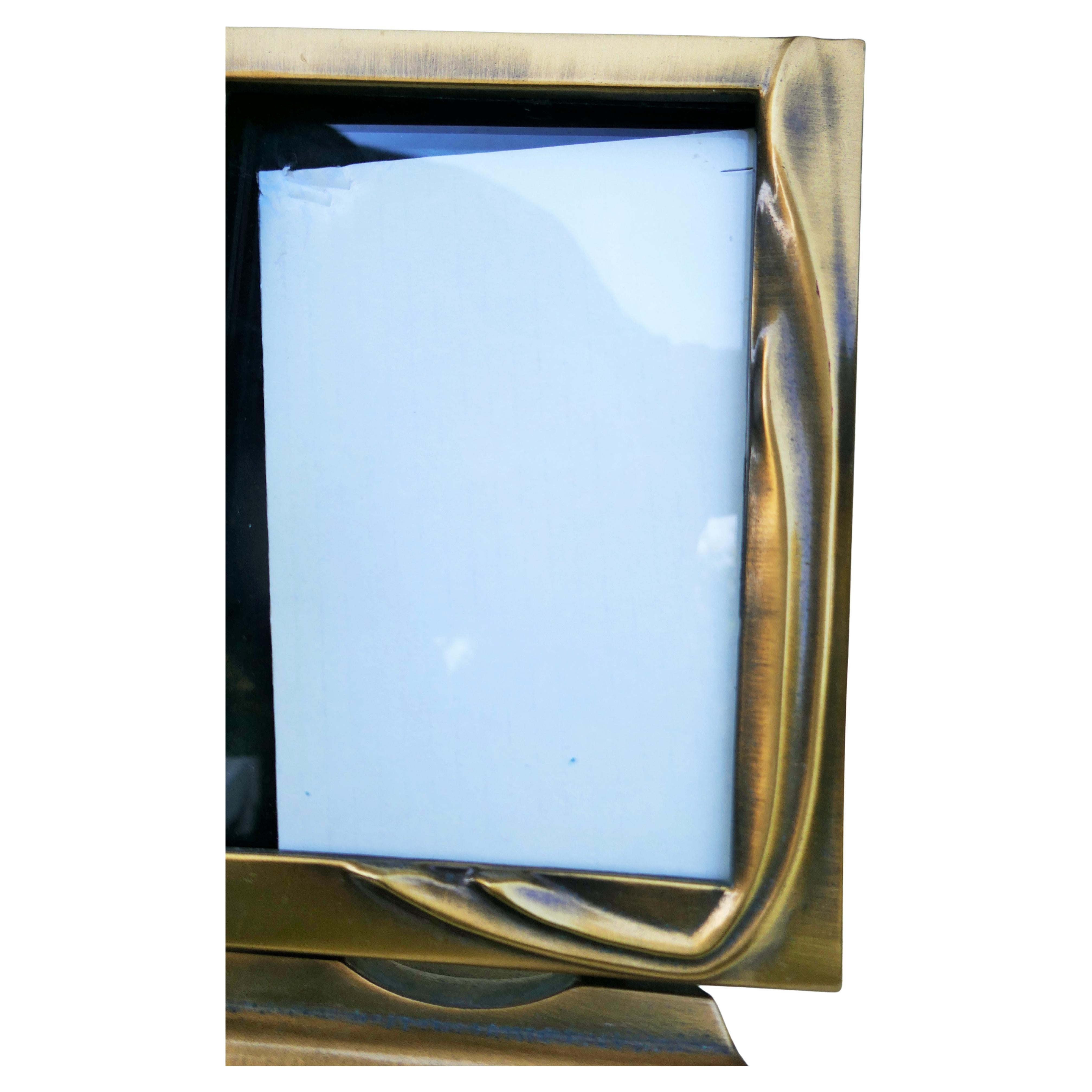 Biondan-Fotorahmen, möglicherweise aus vergoldeter Bronze.
Signiert auf der Außen- und Innenseite.
Guter Zustand.
Ich danke Ihnen.