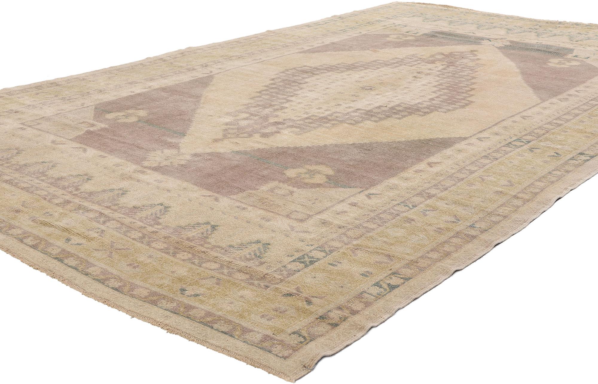 53683 Tappeto Vintage Oushak turco, 06'04 x 10'06. Questo tappeto Oushak vintage in lana annodato a mano presenta un quadro sereno, profondamente radicato nell'abbraccio della natura, incarnando i principi del Design/One biofilico attraverso i suoi
