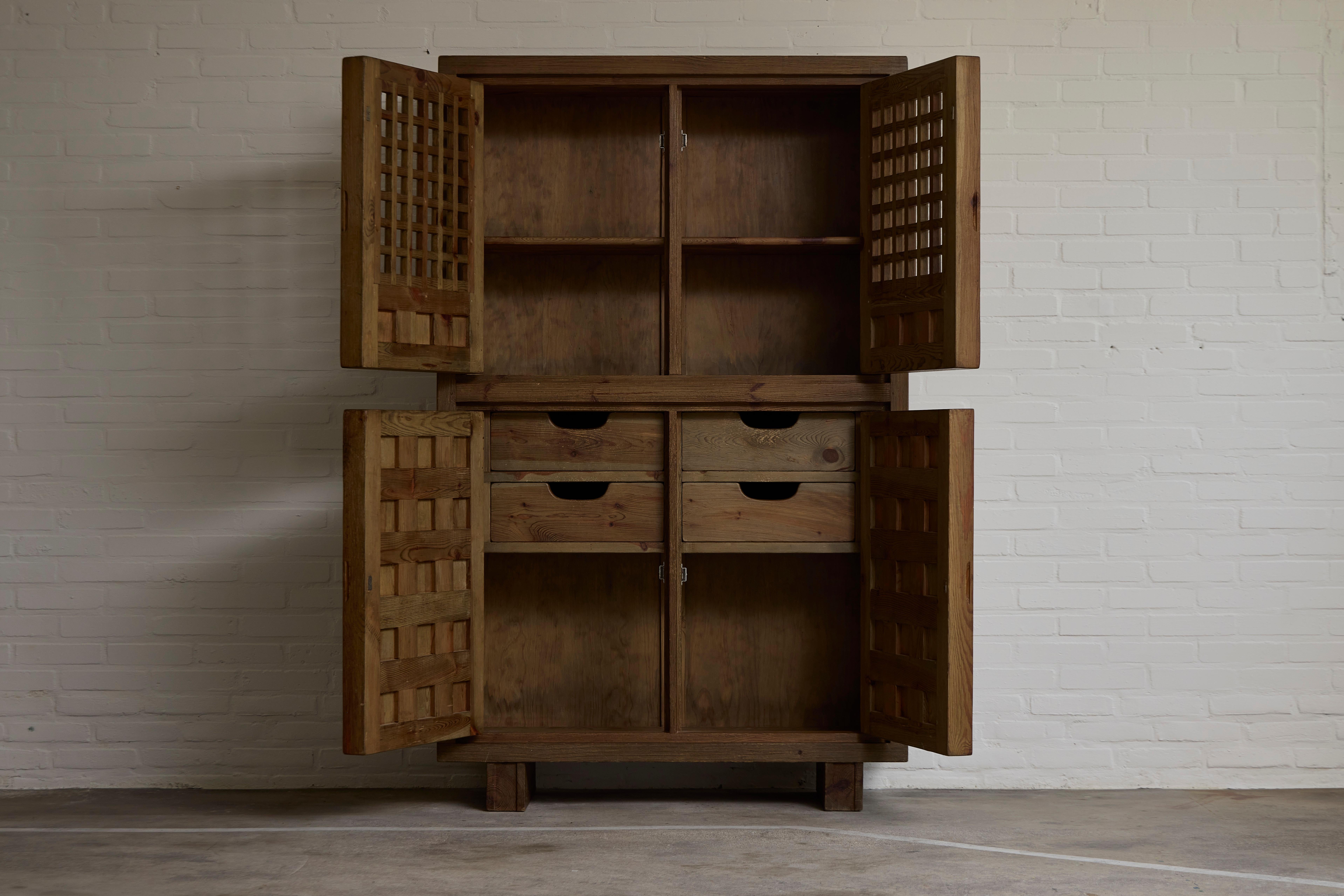 Biosca brutalist highboard in stained pine, Spain 1960s.
An exceptional Spanish sideboard crafted by Biosca, showcasing impressive design and craftsmanship. The door panels feature a raised relief surface with geometric carved squares, a
