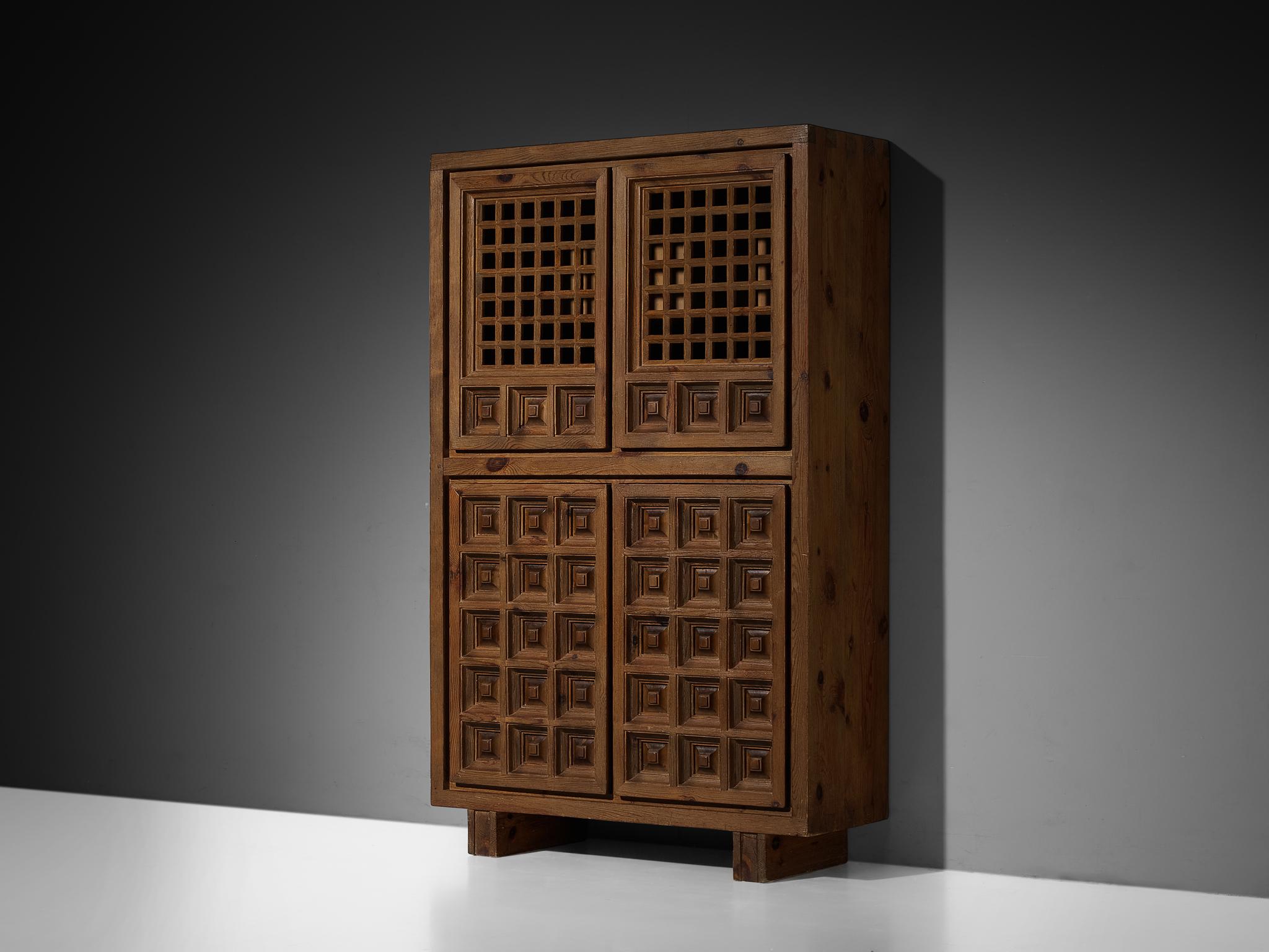 BIOSCA, panneau haut, pin teinté, Espagne, années 1960 

Remarquable armoire espagnole exécutée par BIOSCA de manière architecturale. Les panneaux de la porte présentent une surface en relief composée de carrés graphiques sculptés. C'est très