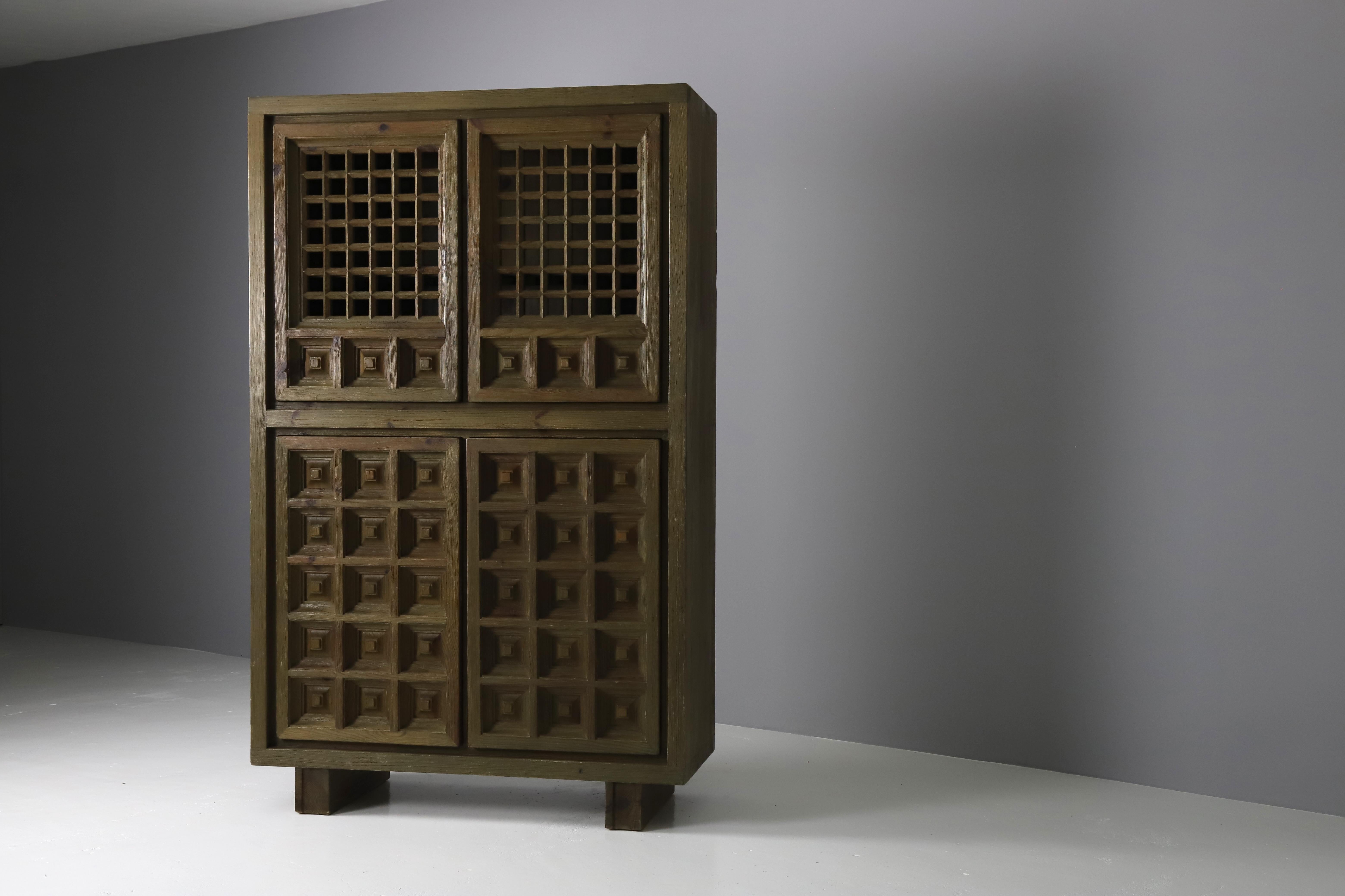 Tablero alto brutalista Biosca de pino teñido, España años 60.
Un excepcional aparador español fabricado por Biosca, con un diseño y una artesanía impresionantes. Los paneles de la puerta presentan una superficie en relieve con cuadrados geométricos