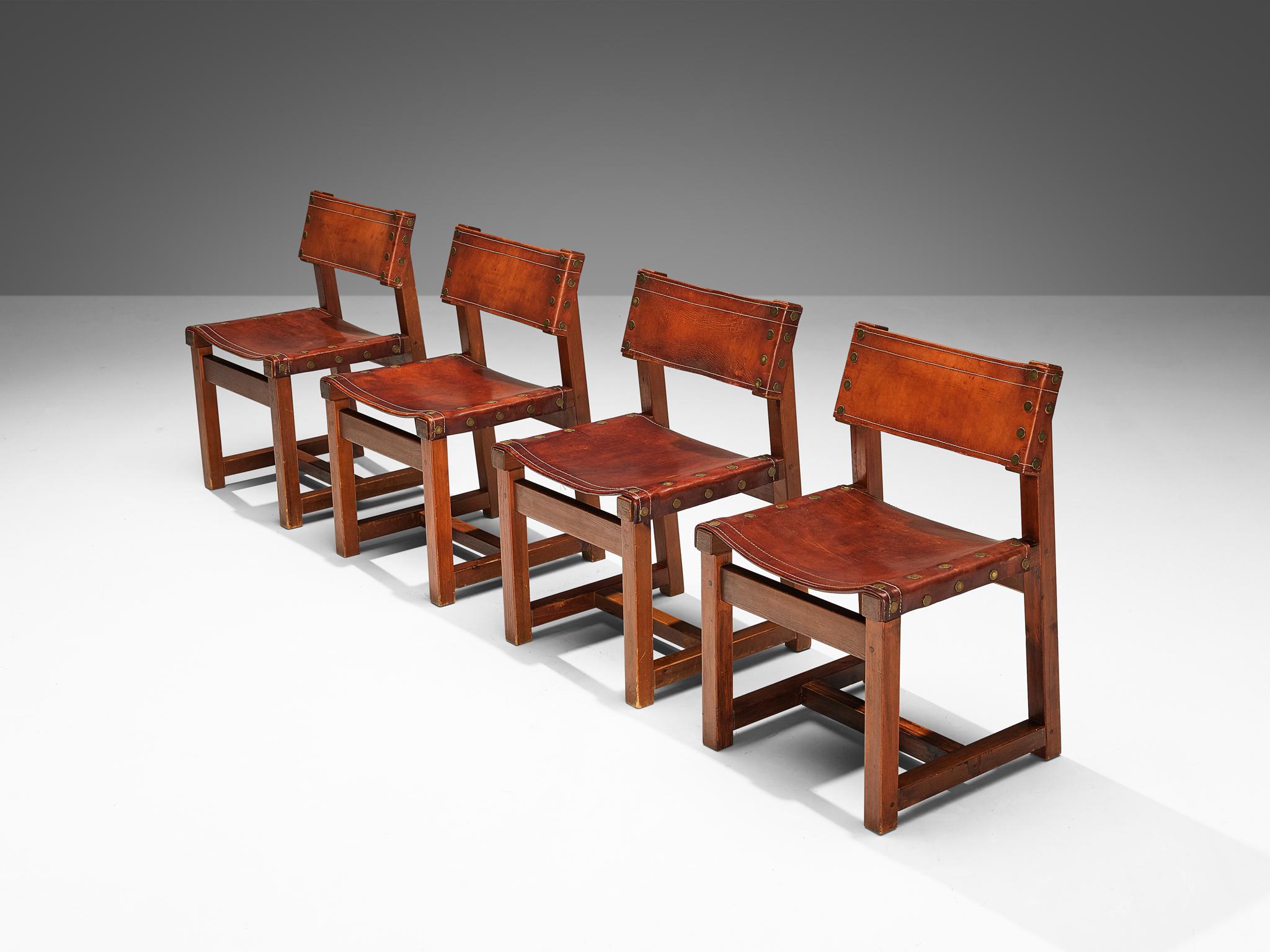 Biosca, set of four dining chairs, saddle leather, pine, brass, Spain, 1950s 

Sturdy and monumental dining chairs manufactured by the Spanish Biosca. The frames of these chairs are made of pine. The upholstery of this pieces is done in   a