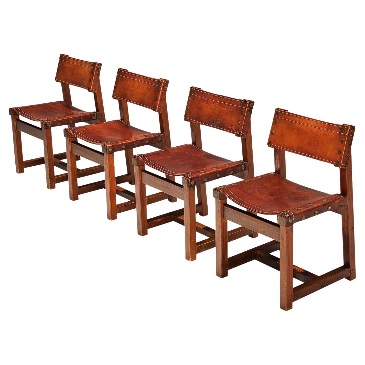 Biosca Juego español brutalista de cuatro sillas de comedor de cuero y madera de pino en venta