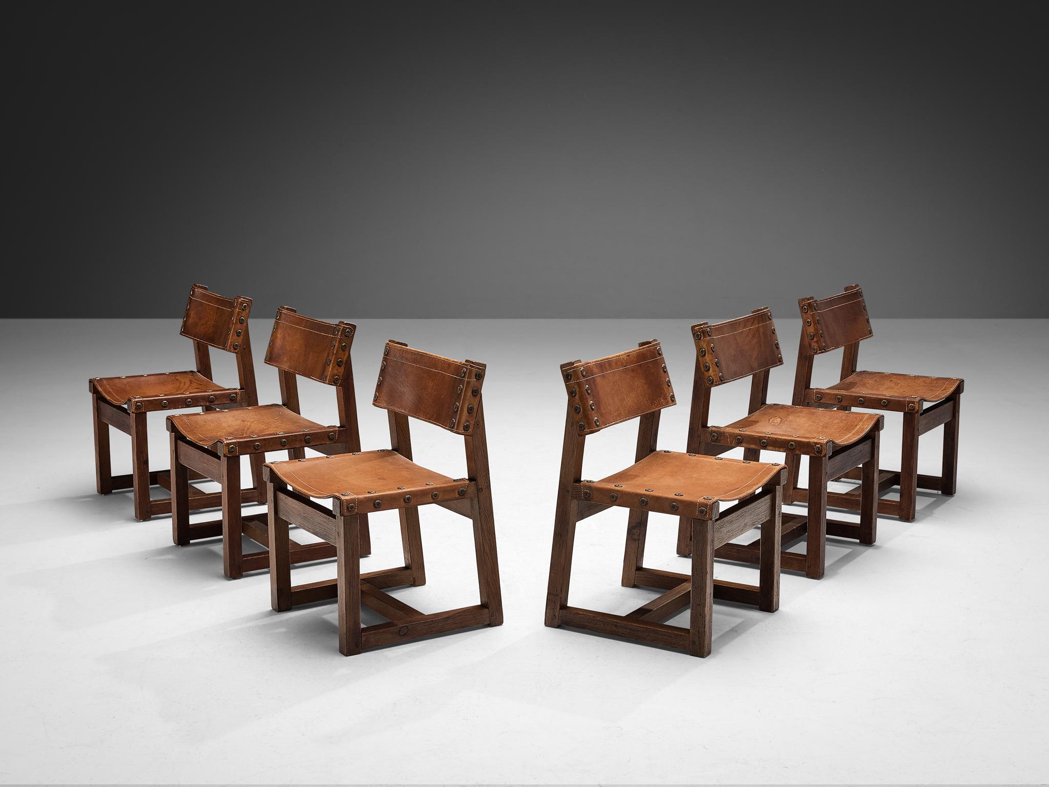 Biosca, set of six dining chairs, saddle leather, pine, brass, Spain, 1950s 

Sturdy chairs manufactured by the Spanish Biosca. These chairs are made out of pine and have stunning, cognac leather seating in patinated condition. The chairs have a