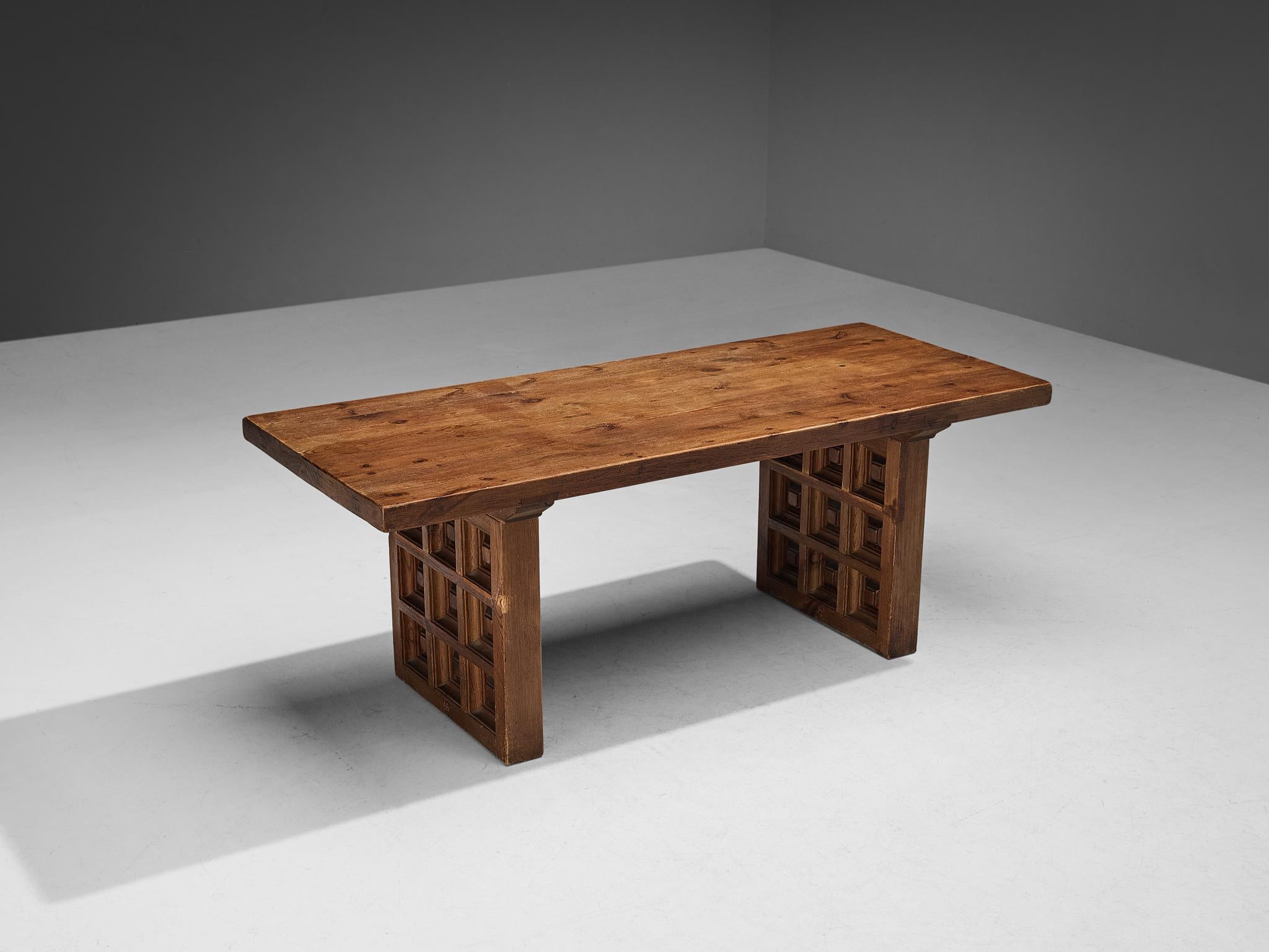 Biosca Dining Table in Stained Pine  For Sale 4
